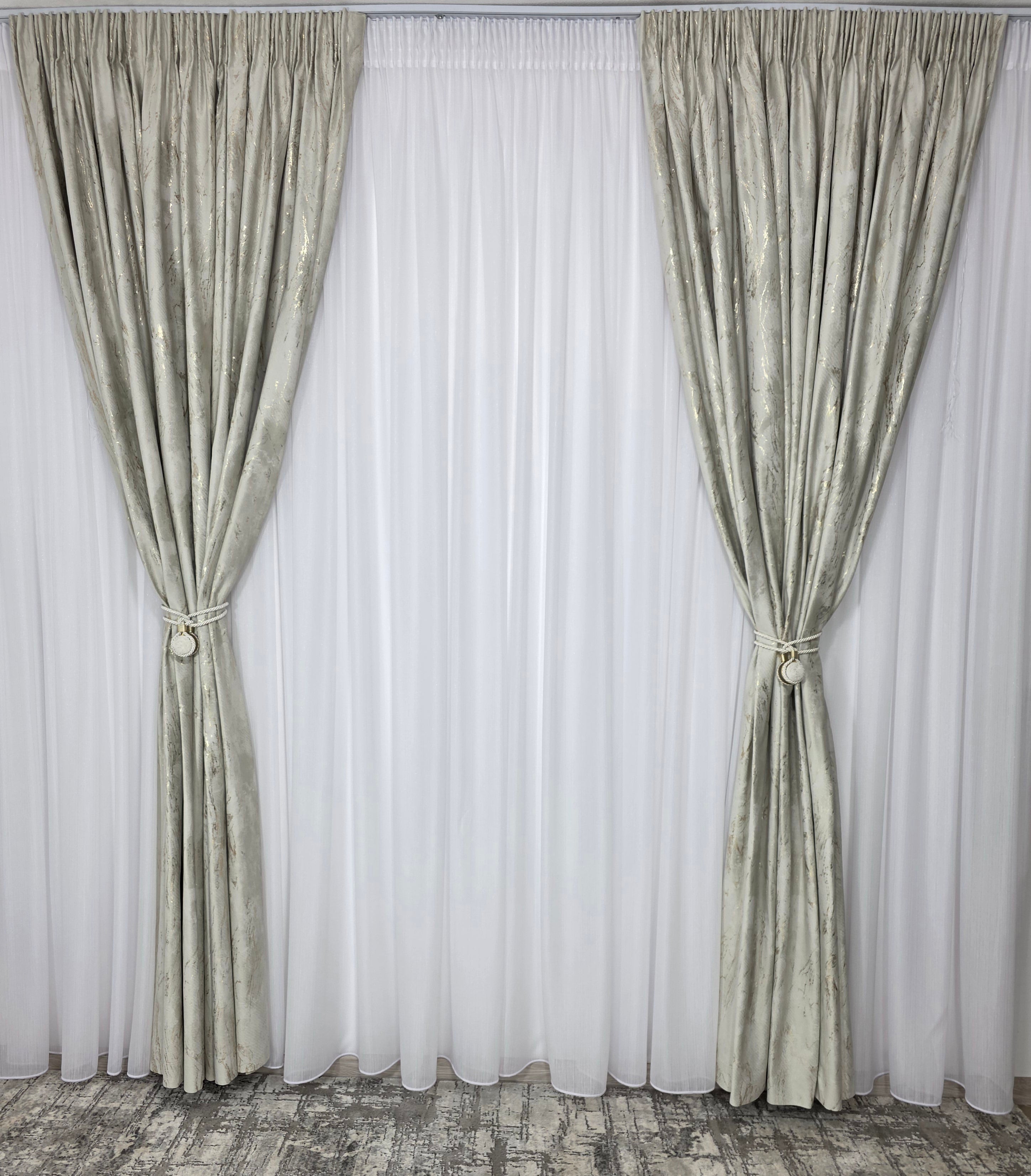 COLECTIA MILANO: perdea alba cu sidef si draperie catifea bej cu insertii aurii