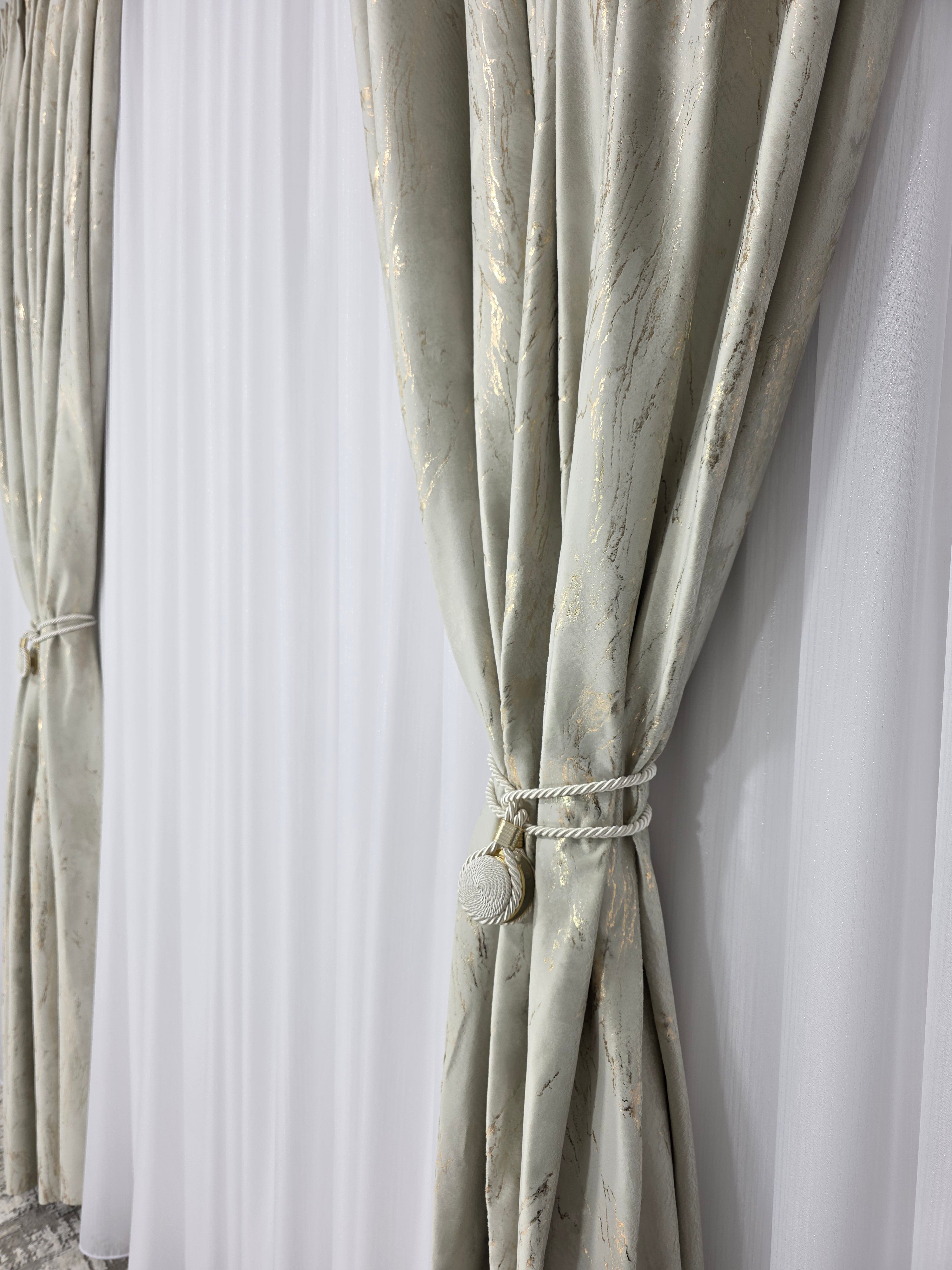 COLECTIA MILANO: perdea alba cu sidef si draperie catifea bej cu insertii aurii