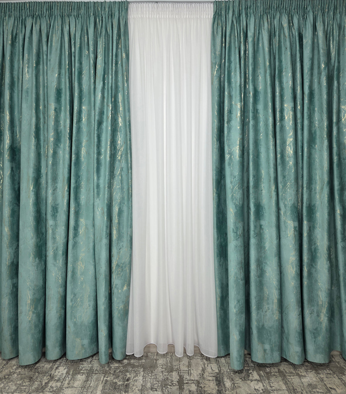 Colectia Venetia: Set Recomandat pentru Camere in Nuante de Verde Menta, Alb, Crem si Bej - Perdea Alba cu Sidef si Draperie Catifea Verde Menta pentru Living si Dormitor - Confectionat pe Comanda