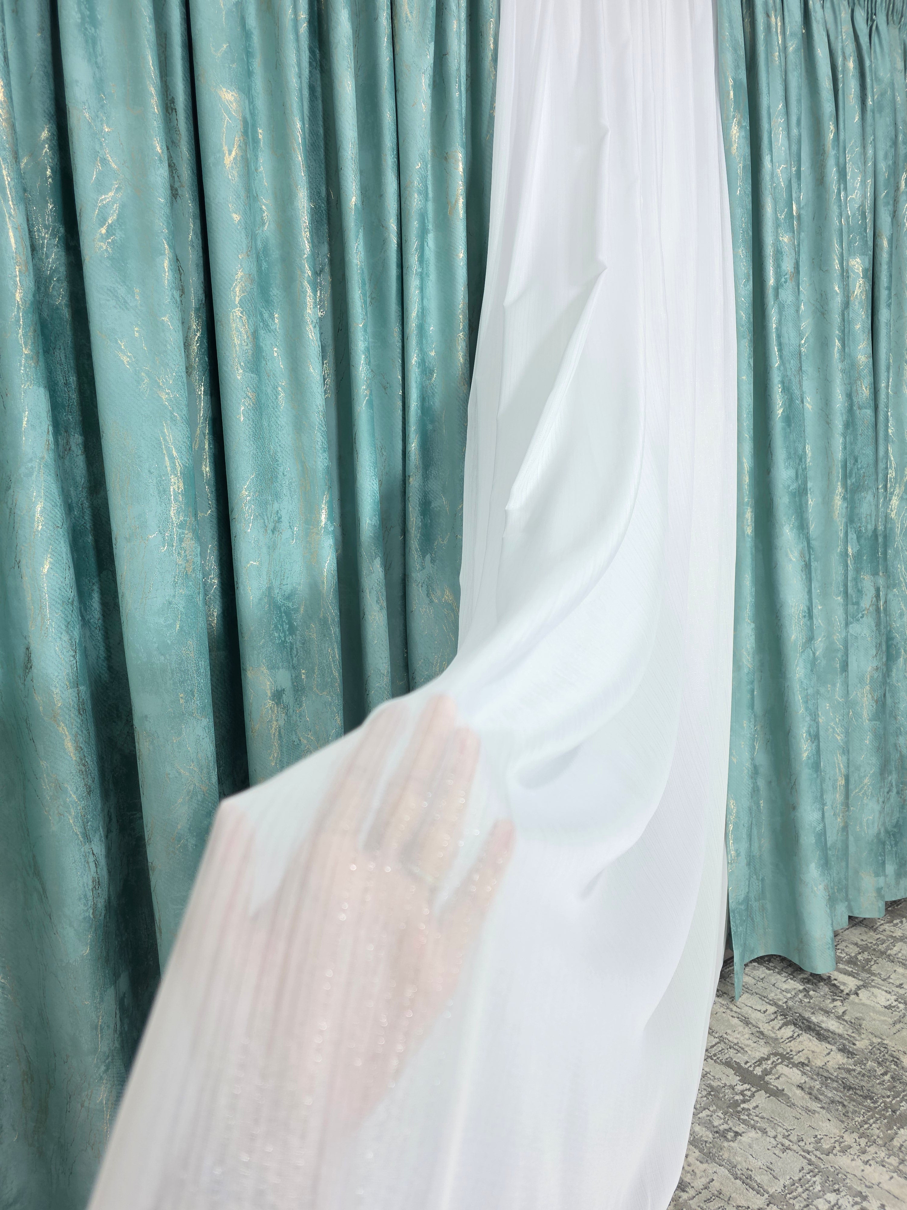 COLECTIA MILANO: perdea alba cu sidef si draperie catifea verde menta cu insertii aurii