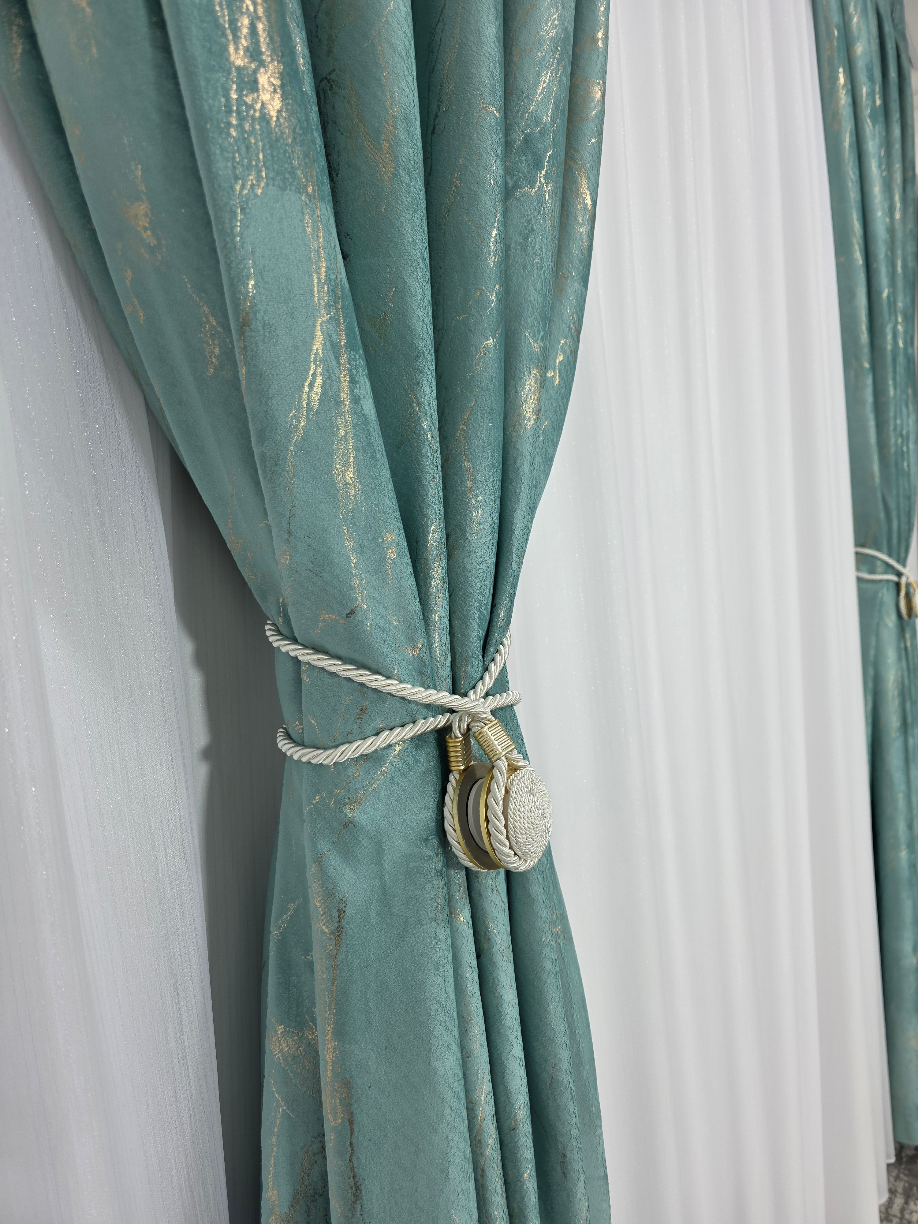 COLECTIA MILANO: perdea alba cu sidef si draperie catifea verde menta cu insertii aurii