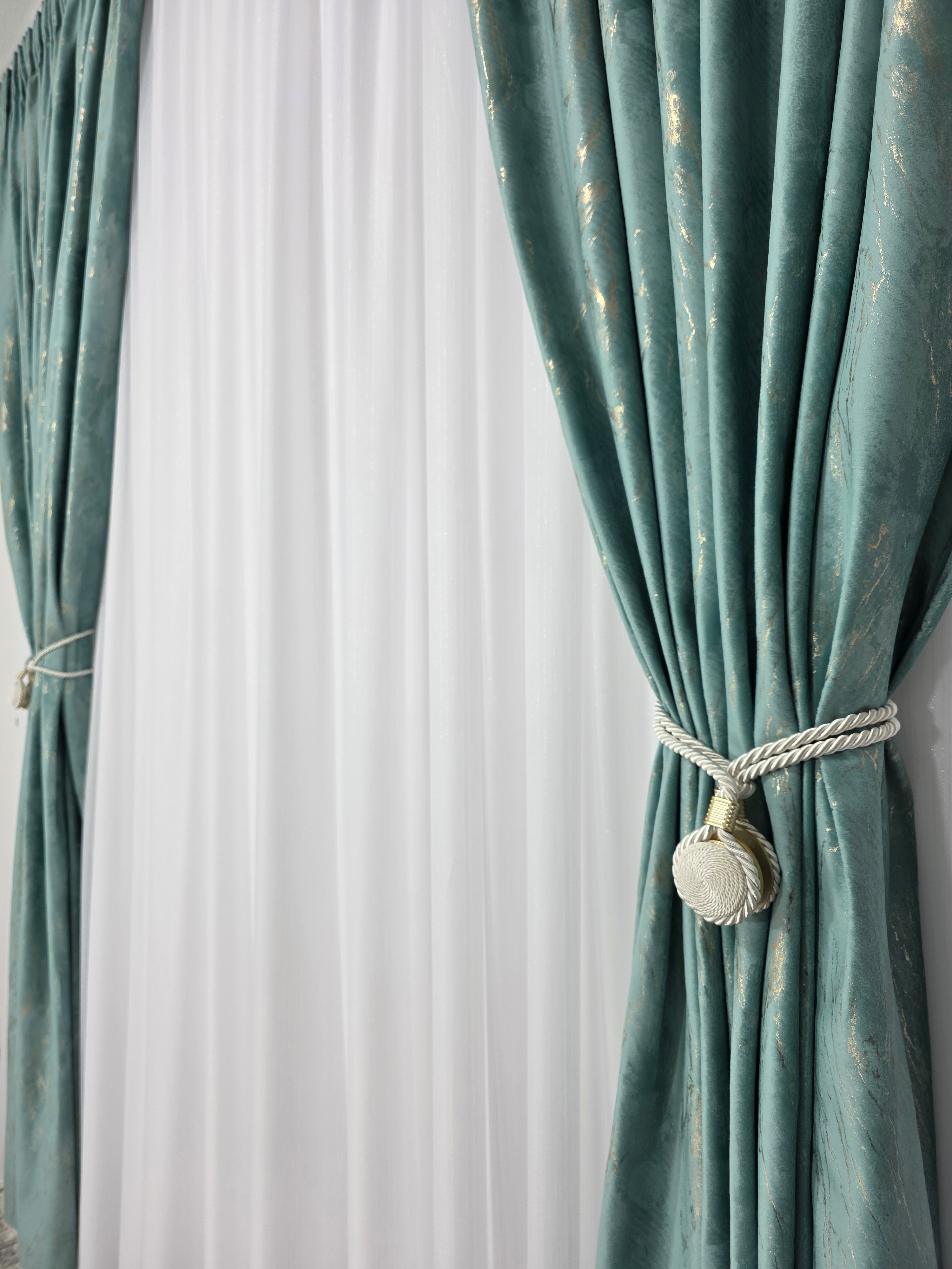 COLECTIA MILANO: perdea alba cu sidef si draperie catifea verde menta cu insertii aurii