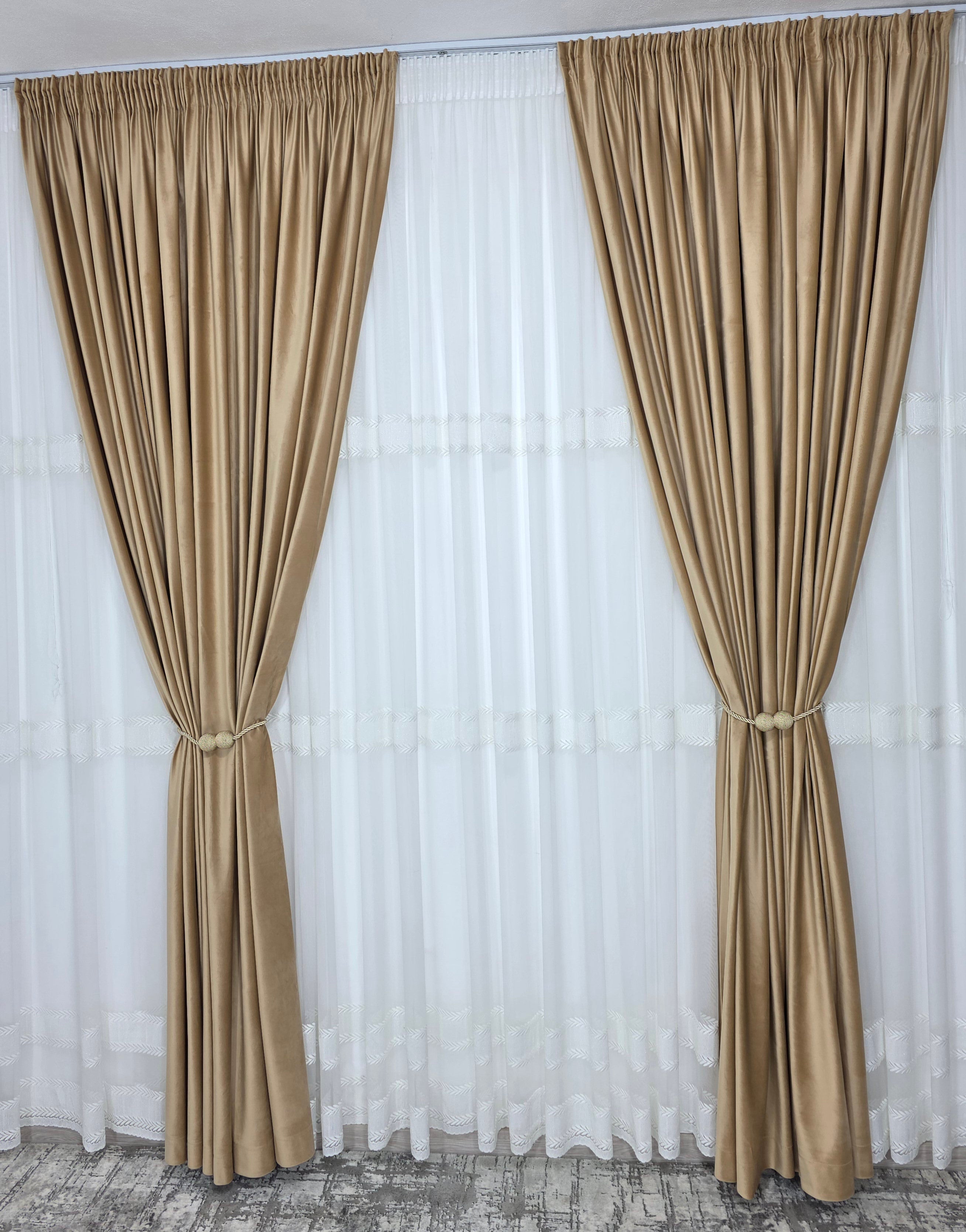 Set Milo: perdea bamboo ivoire cu broderie crem si draperie catifea crem-miere