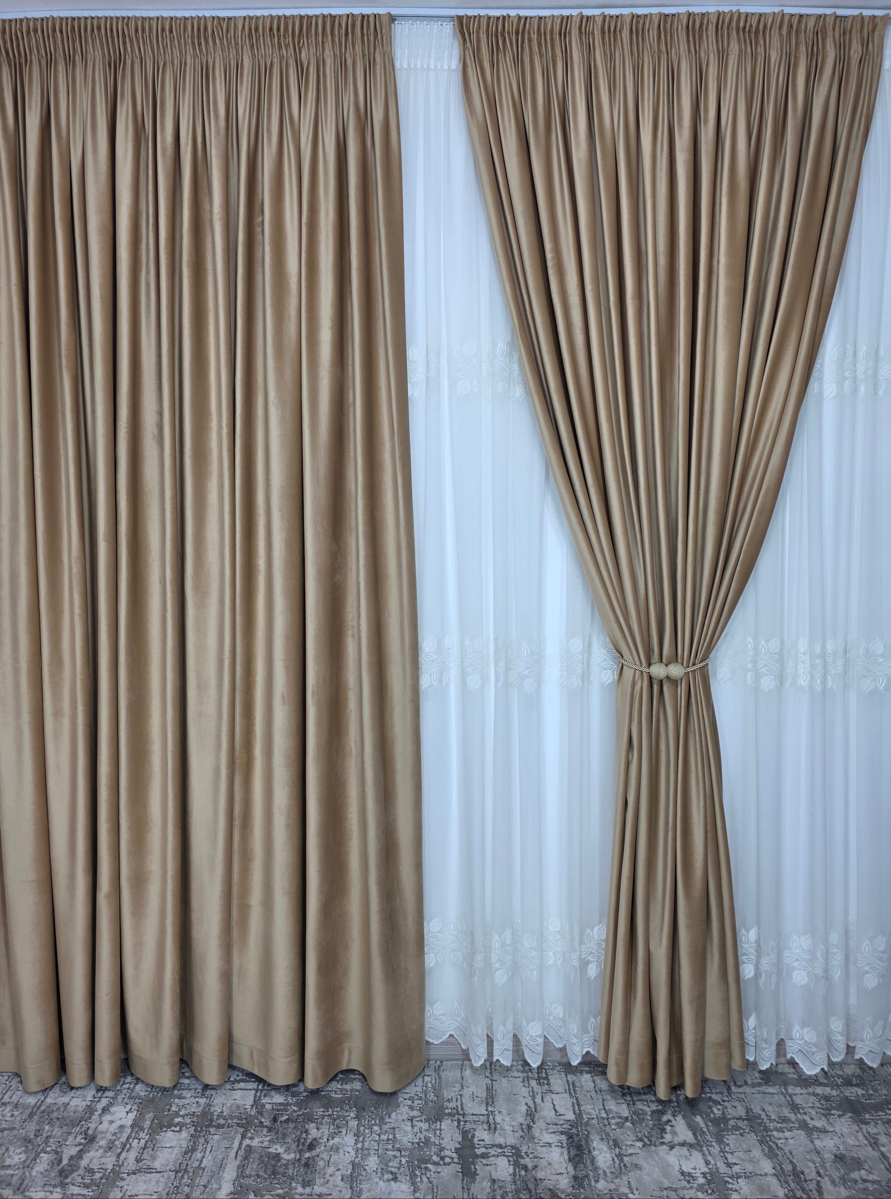 Set Taz: perdea bamboo ivoire cu broderie crem si draperie catifea crem-miere