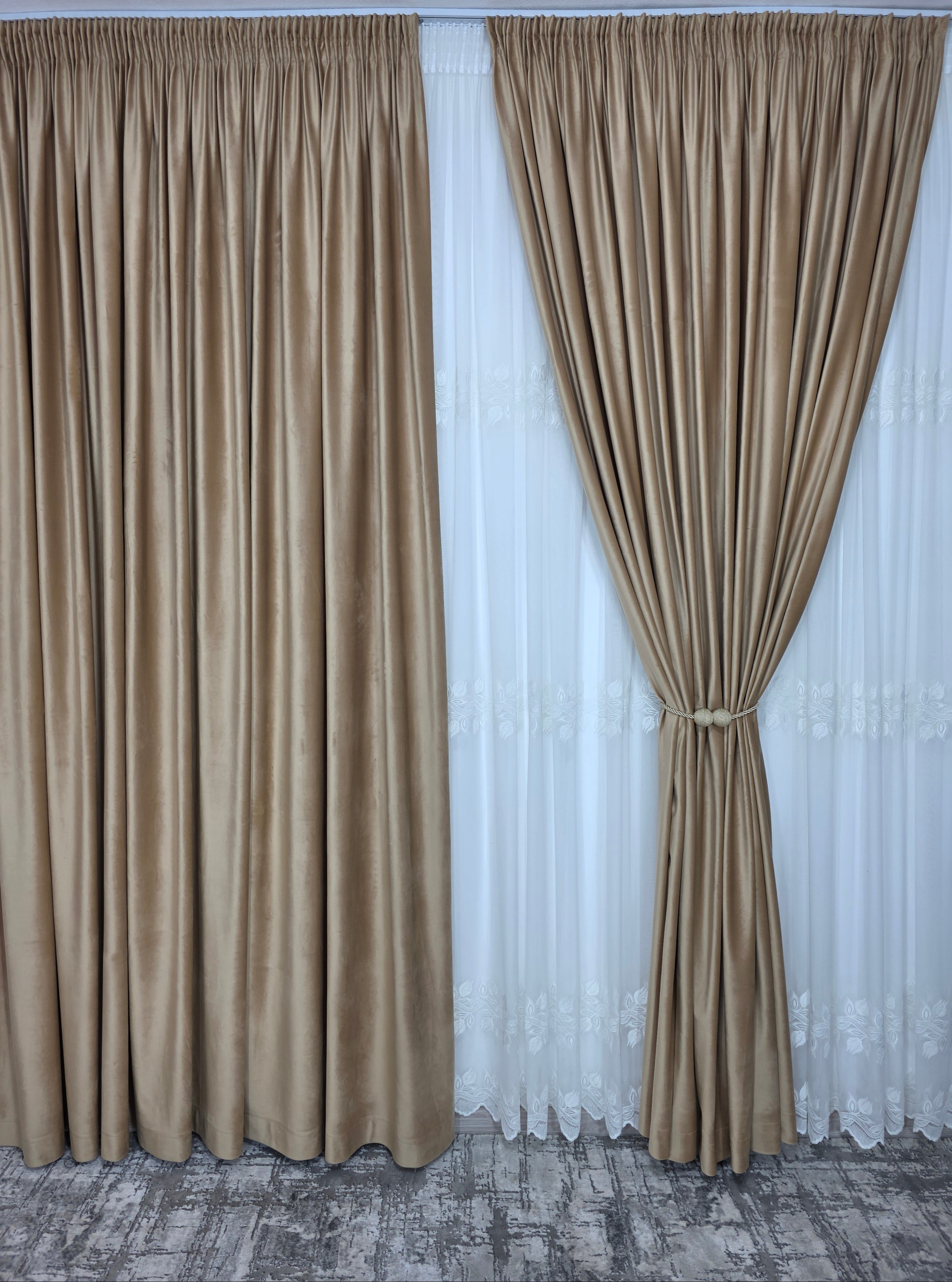 Set Taz: perdea bamboo ivoire cu broderie crem si draperie catifea crem-miere
