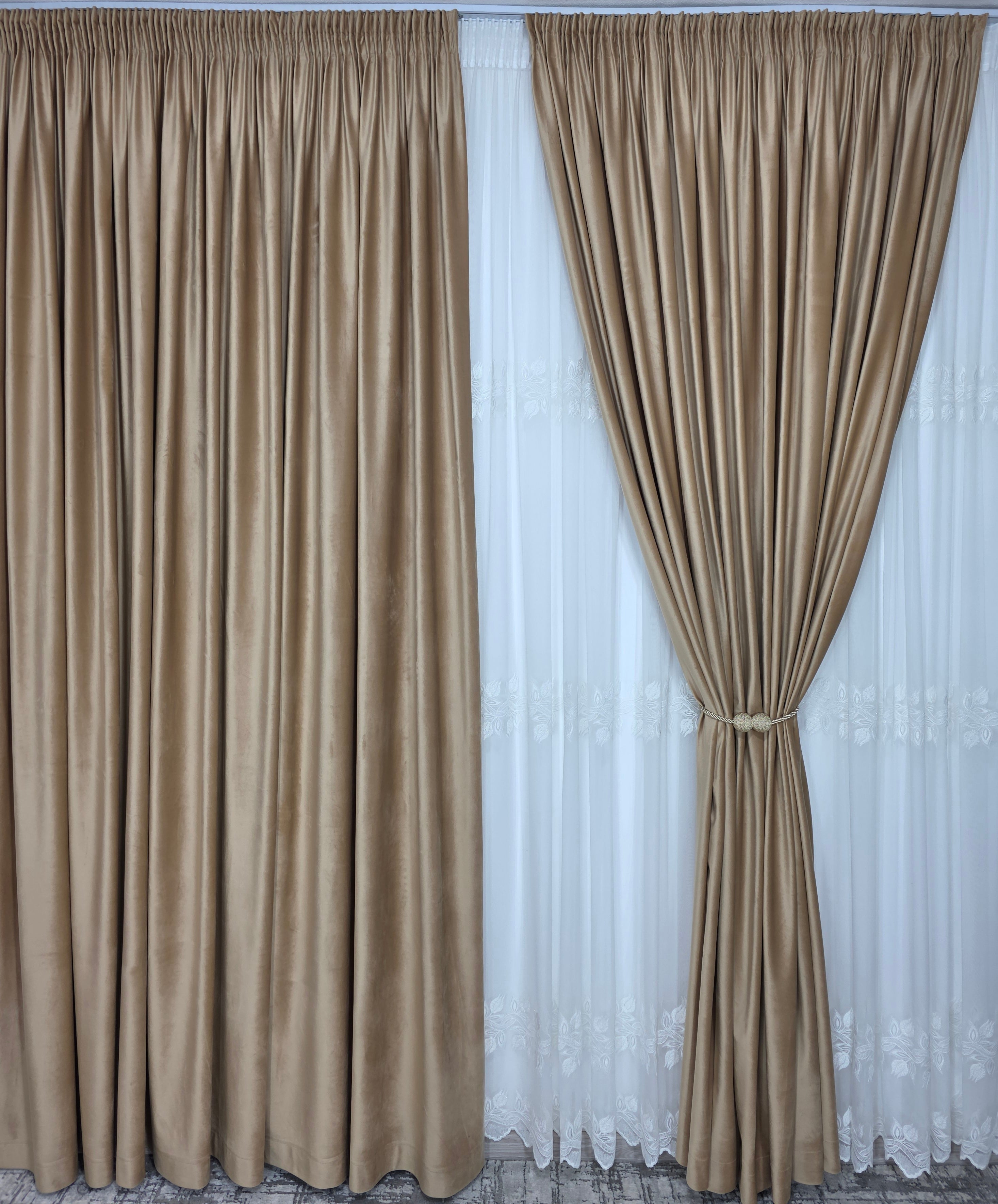 Set Taz: perdea bamboo ivoire cu broderie crem si draperie catifea crem-miere