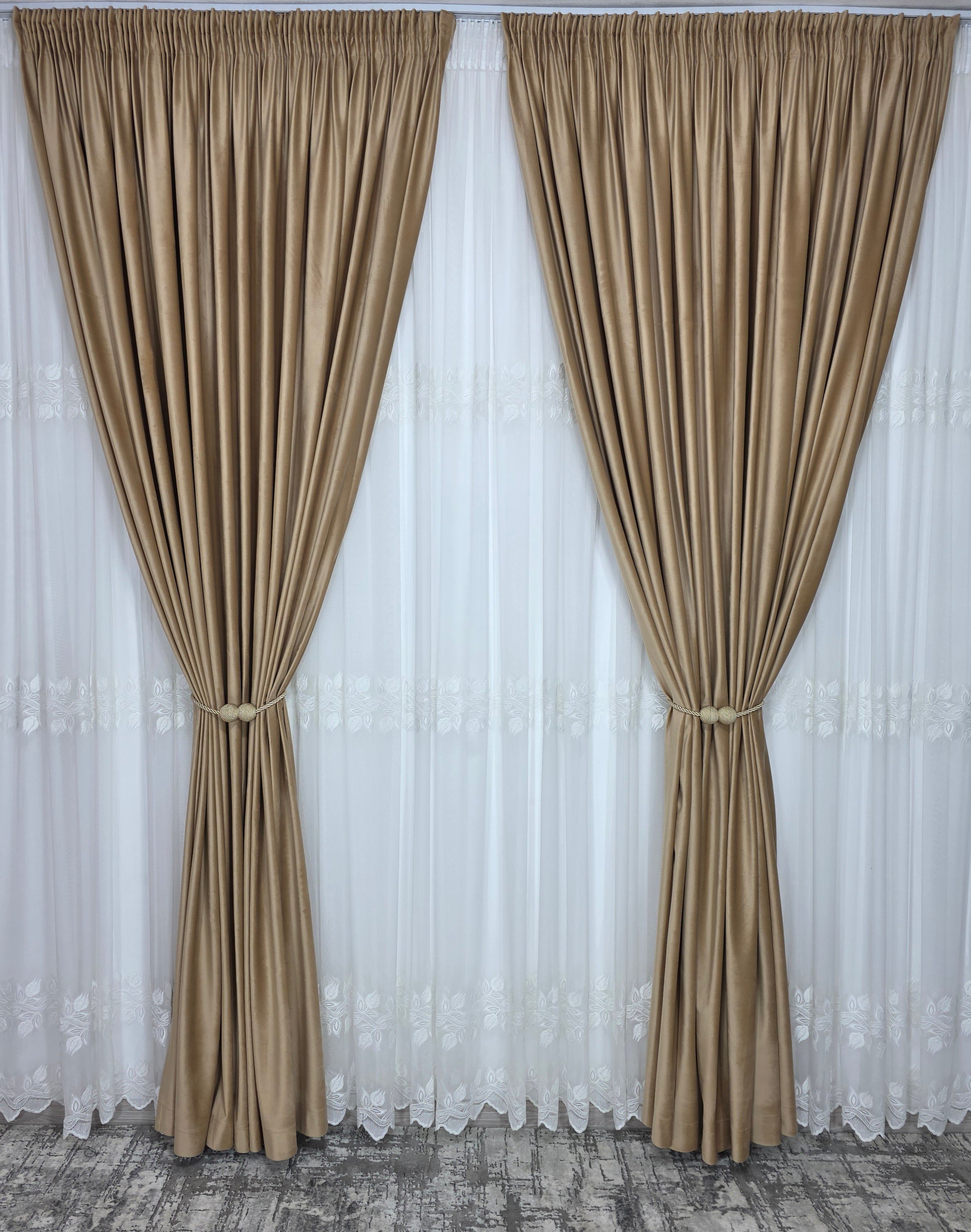 Set Taz: perdea bamboo ivoire cu broderie crem si draperie catifea crem-miere