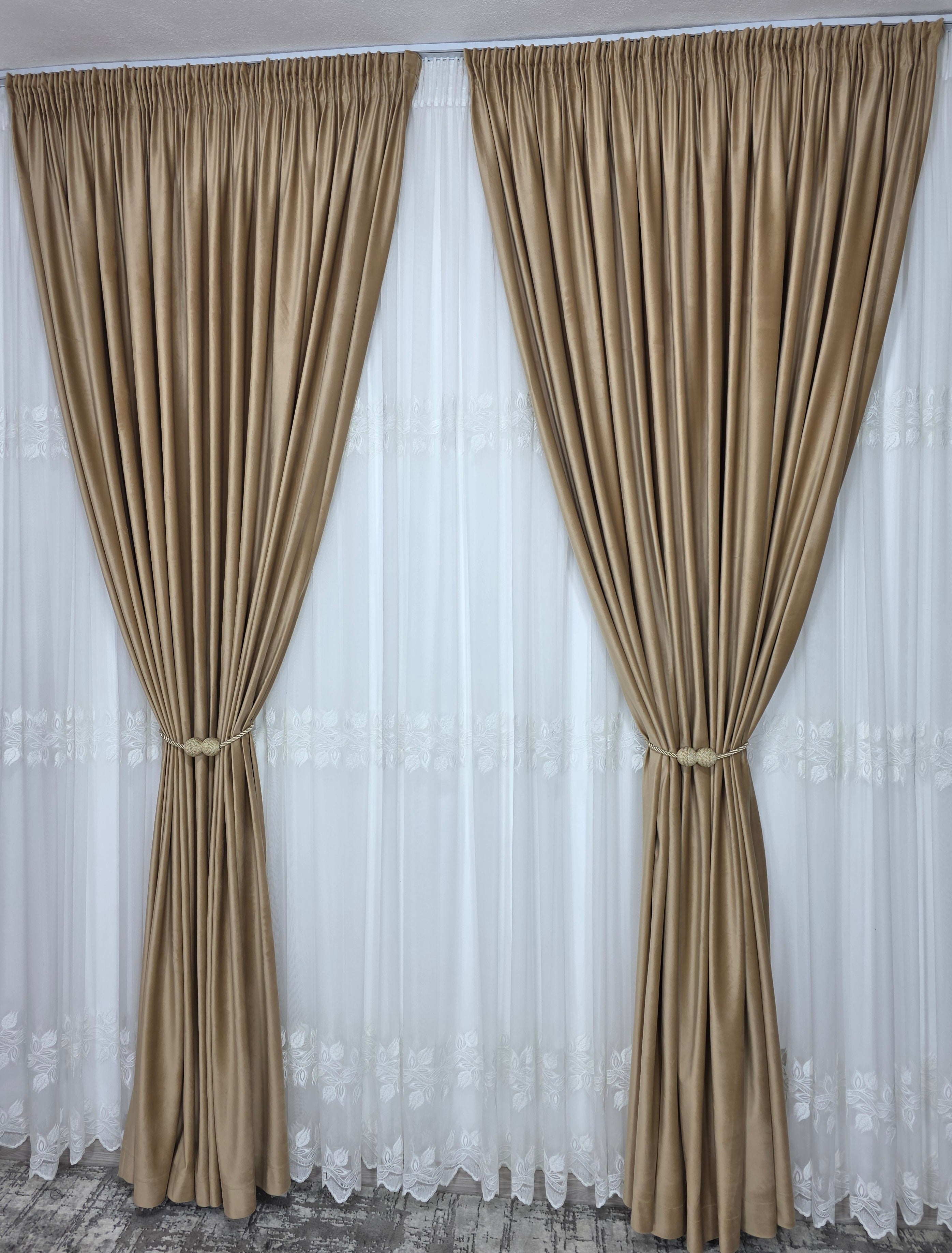 Set Taz: perdea bamboo ivoire cu broderie crem si draperie catifea crem-miere