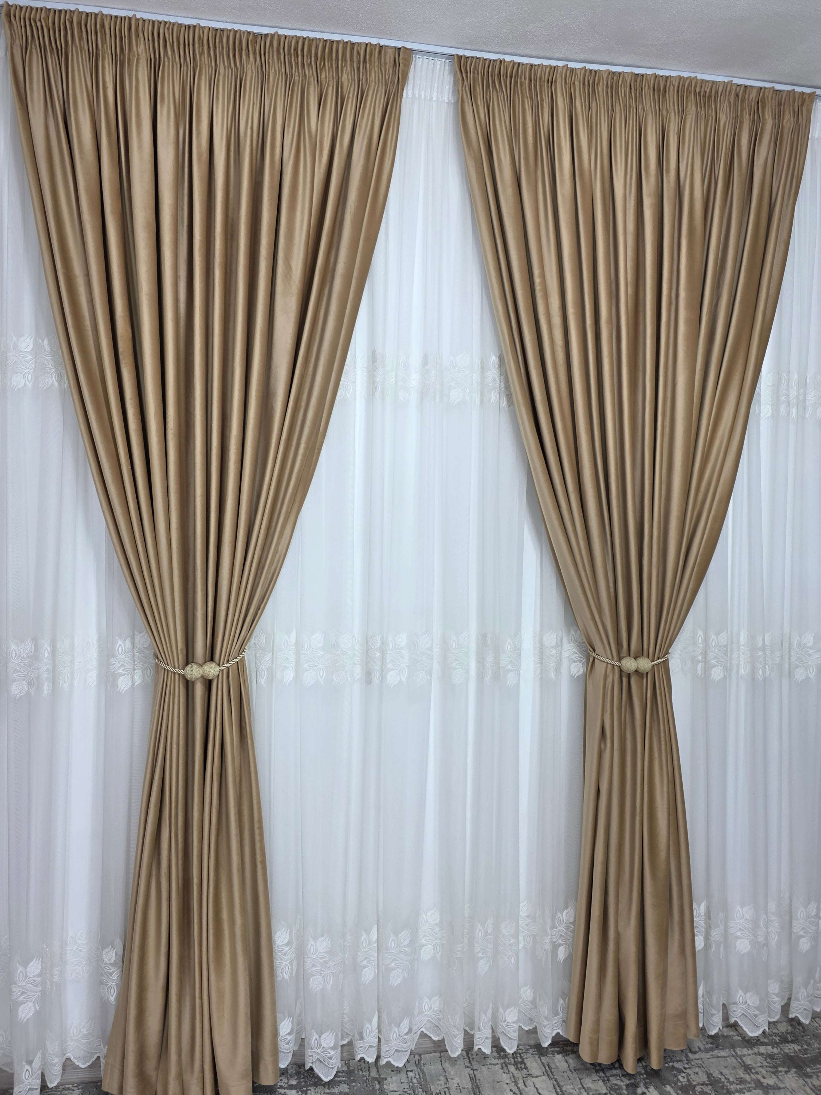 Set Taz: perdea bamboo ivoire cu broderie crem si draperie catifea crem-miere
