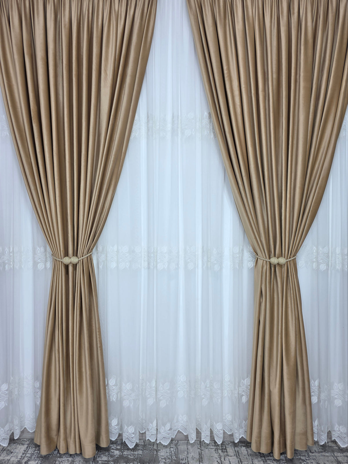 Set Taz: perdea bamboo ivoire cu broderie crem si draperie catifea crem-miere