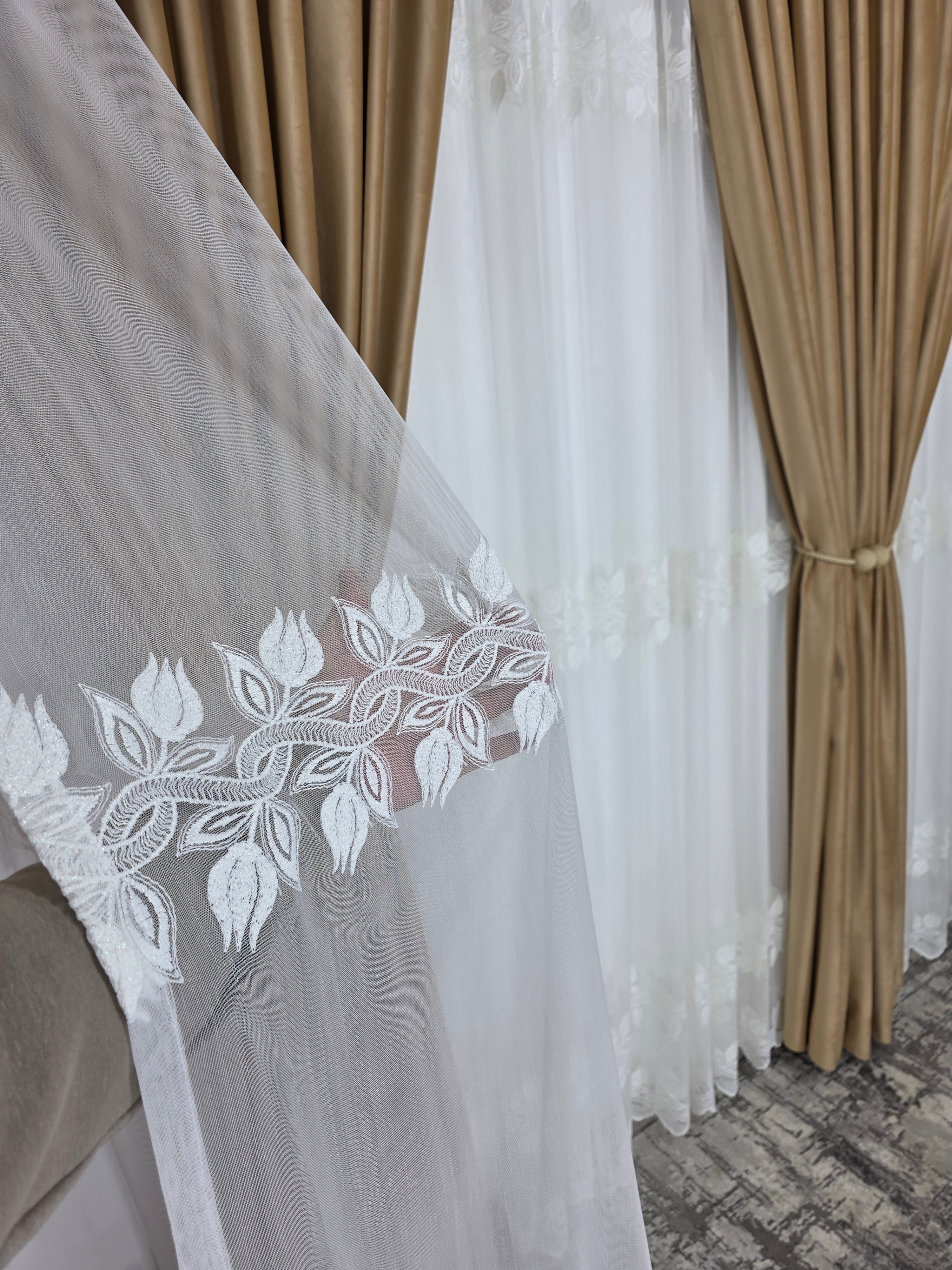 Set Taz: perdea bamboo ivoire cu broderie crem si draperie catifea crem-miere