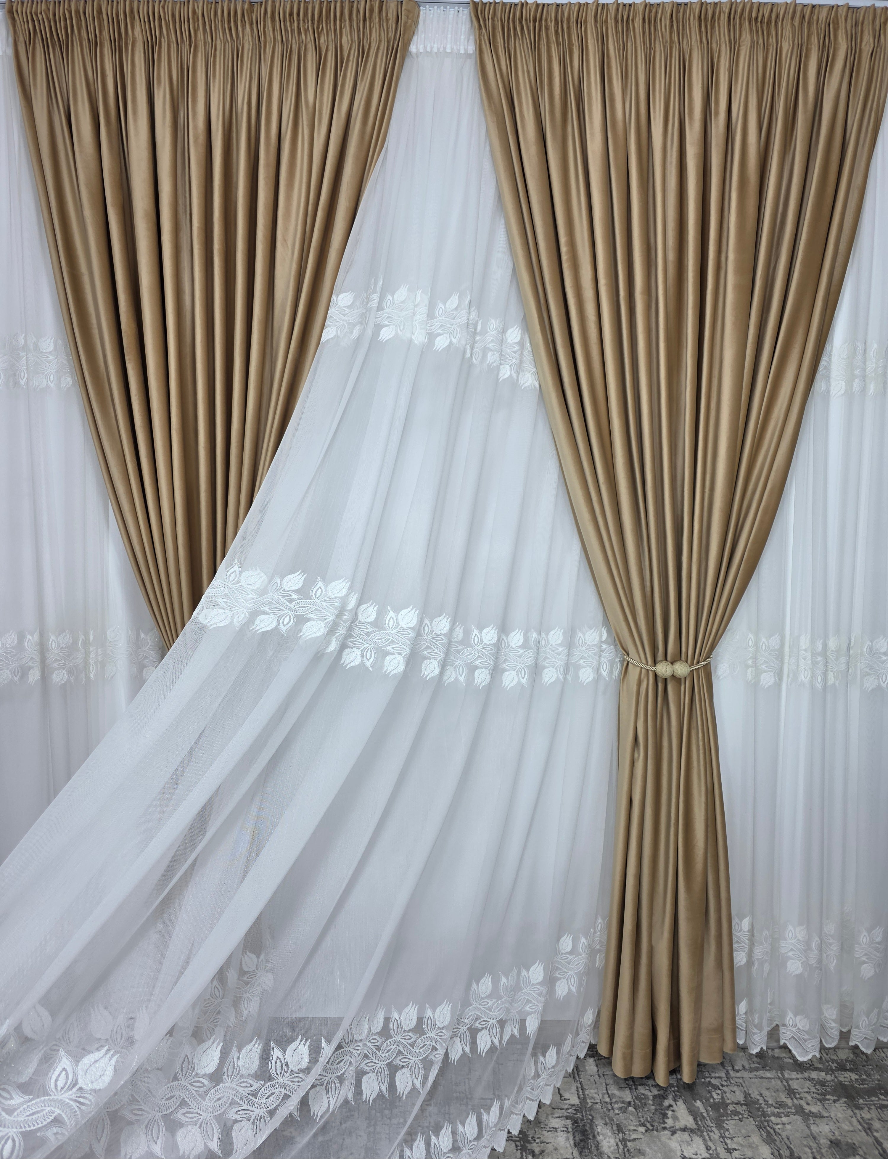 Set Taz: perdea bamboo ivoire cu broderie crem si draperie catifea crem-miere
