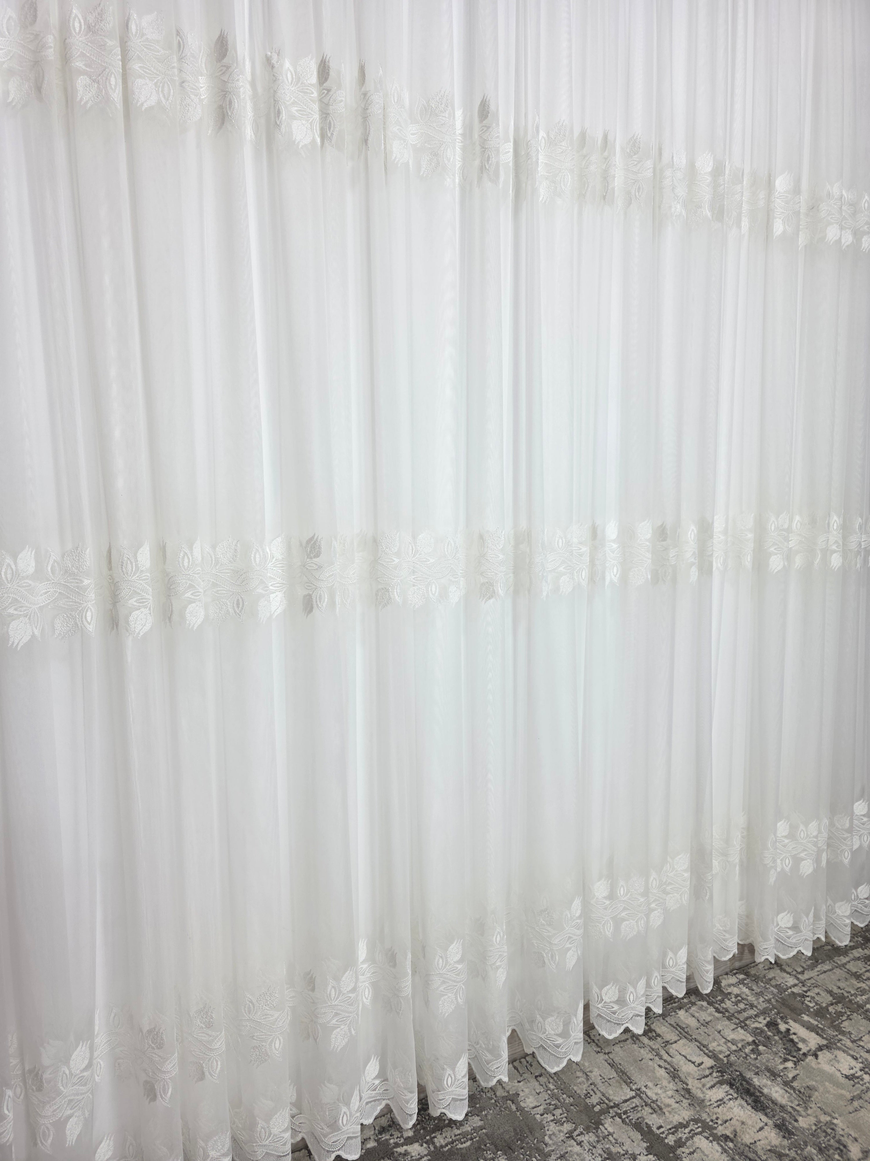 Set Taz: perdea bamboo ivoire cu broderie crem si draperie catifea crem-miere