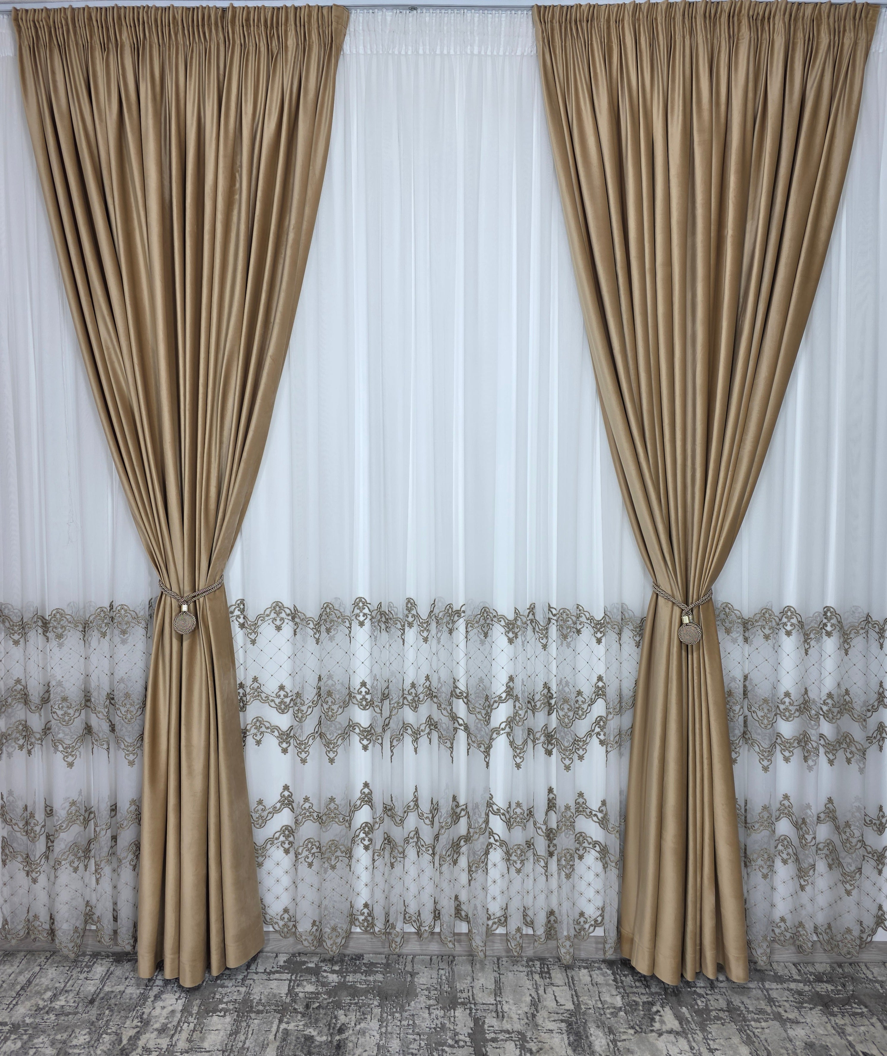 Set Pixi: perdea bamboo cu broderie si draperie catifea crem-miere