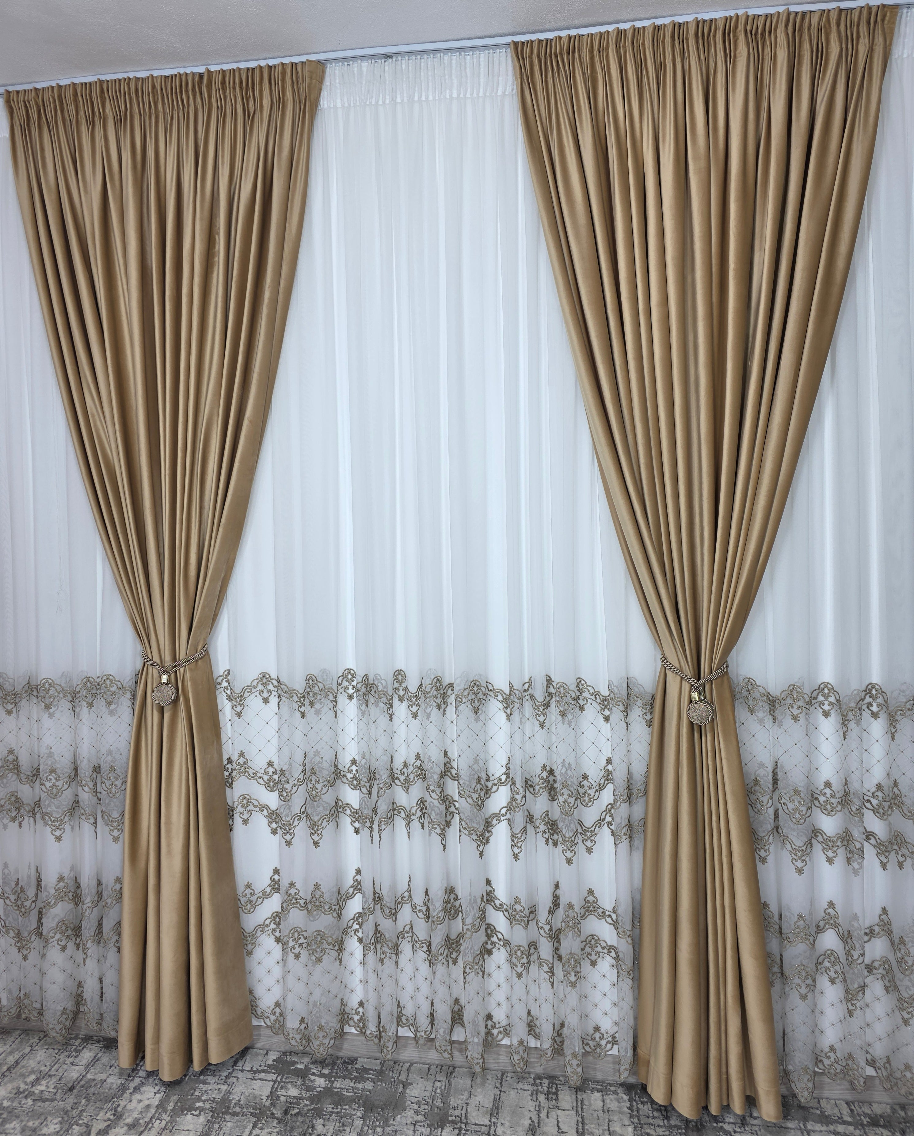 Set Pixi: perdea bamboo cu broderie si draperie catifea crem-miere