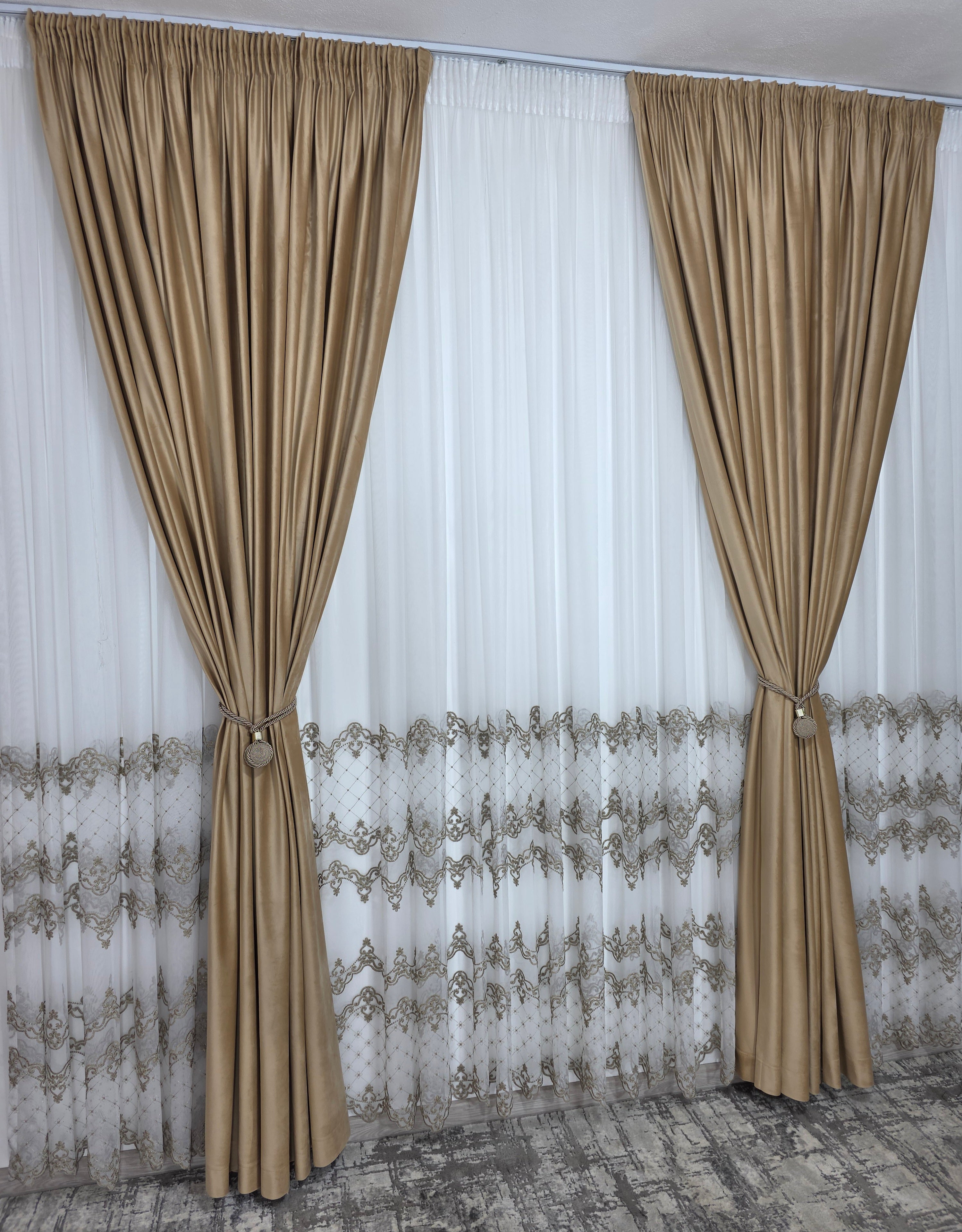 Set Pixi: perdea bamboo cu broderie si draperie catifea crem-miere