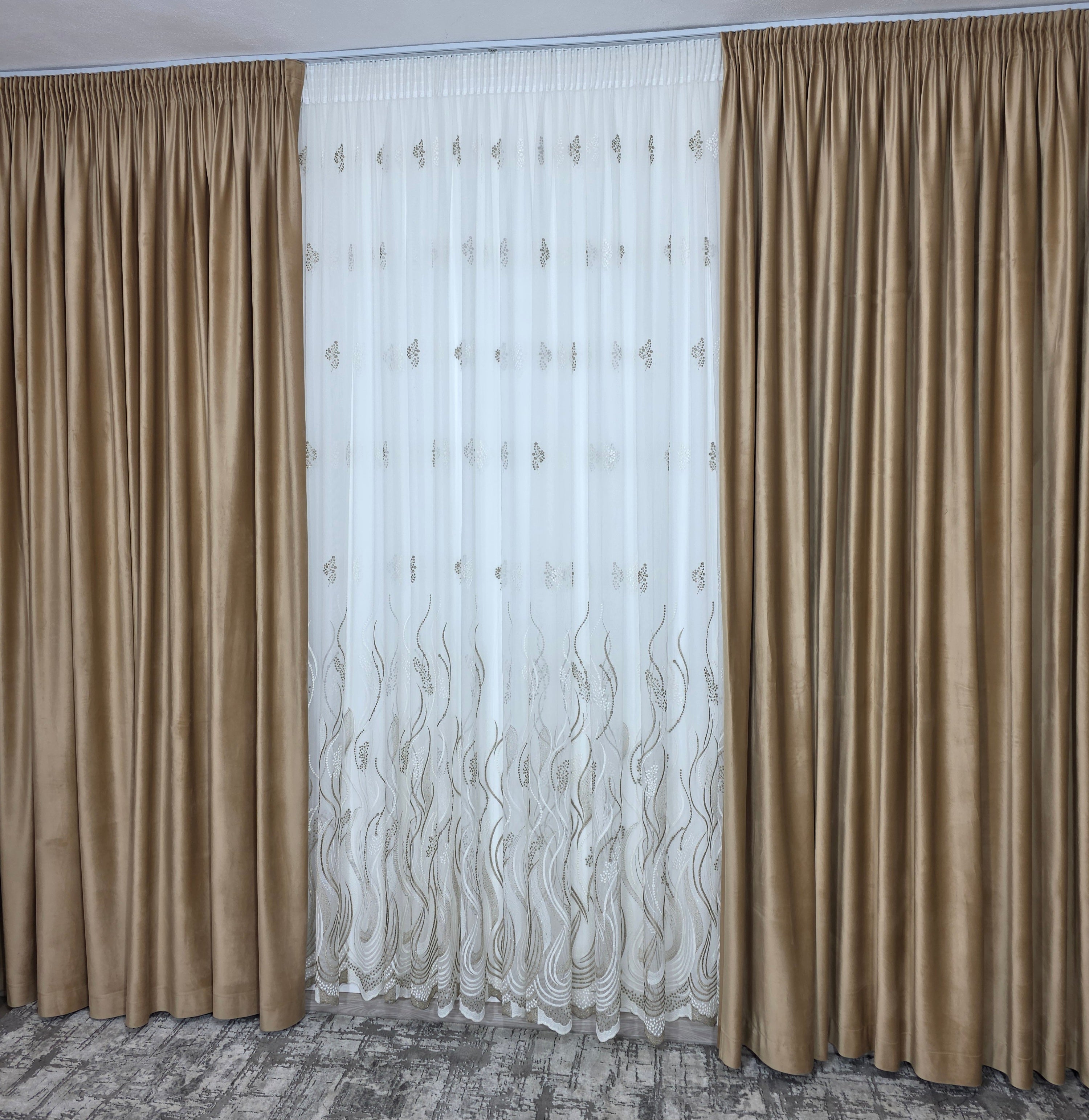 Colectia Soare varianta bej: perdea bamboo cu broderie crem bej si draperie catifea crem-miere