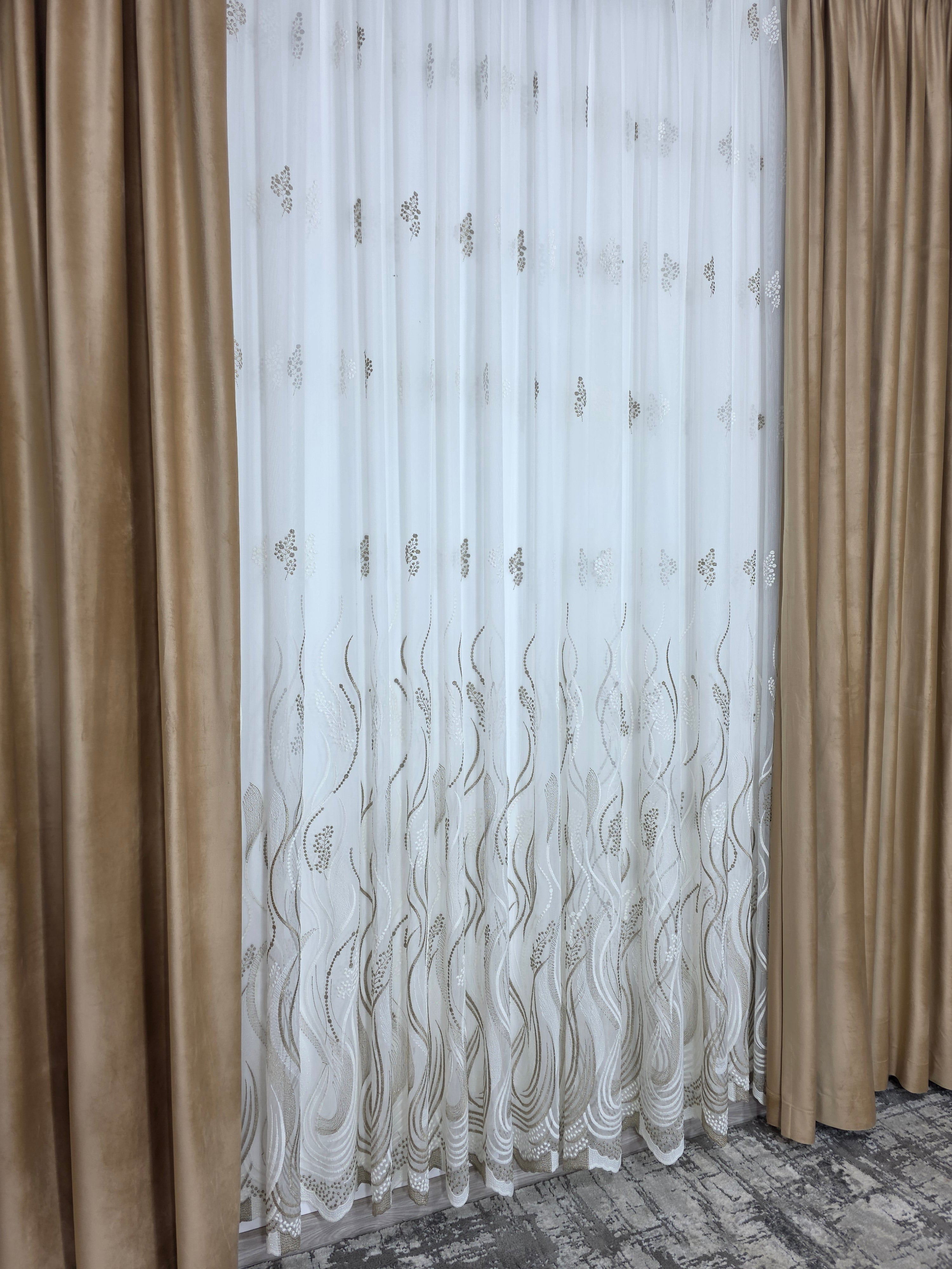 Colectia Soare varianta bej: perdea bamboo cu broderie crem bej si draperie catifea crem-miere