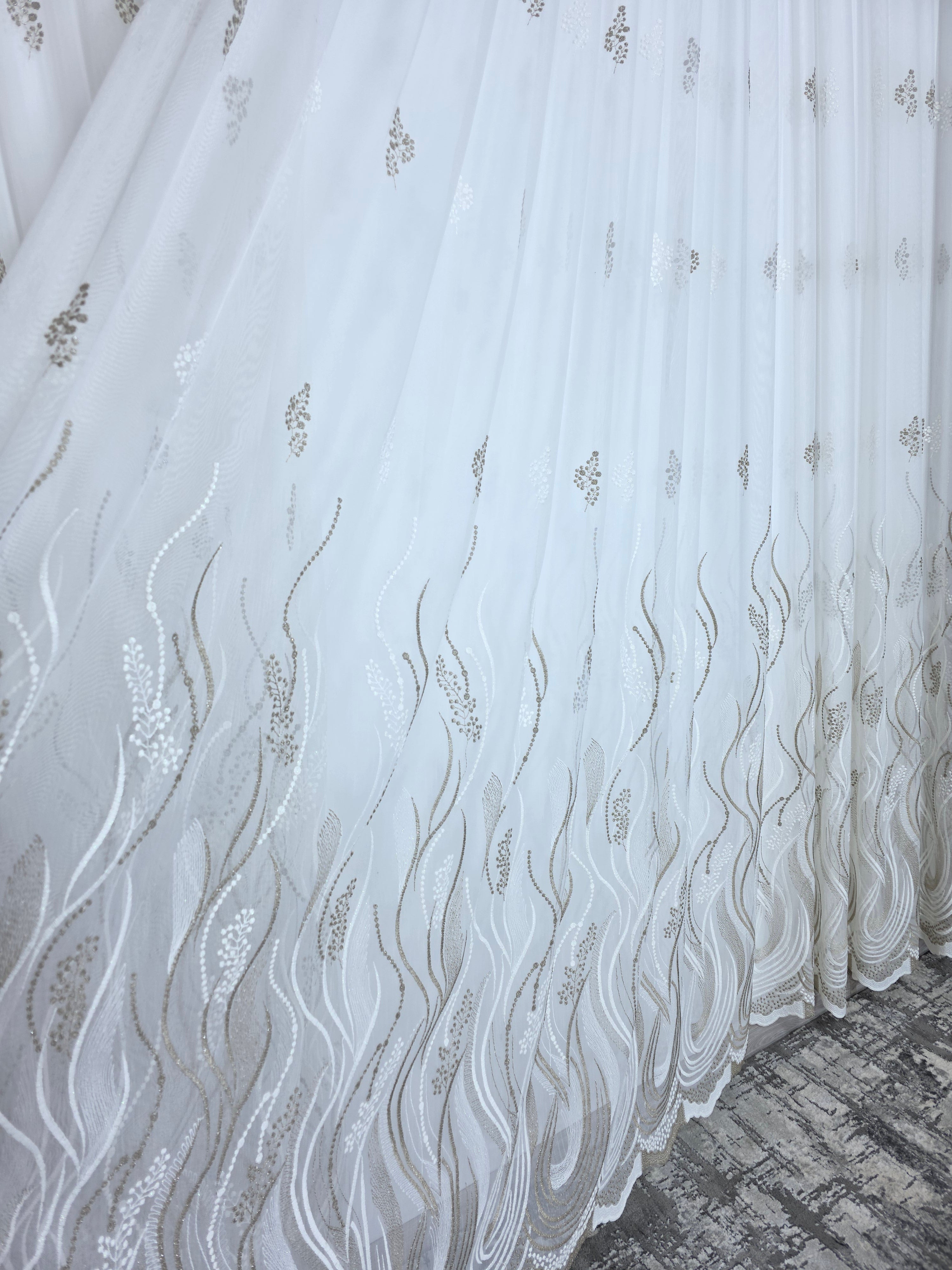 Colectia Soare varianta bej: perdea bamboo cu broderie crem bej si draperie catifea crem-miere