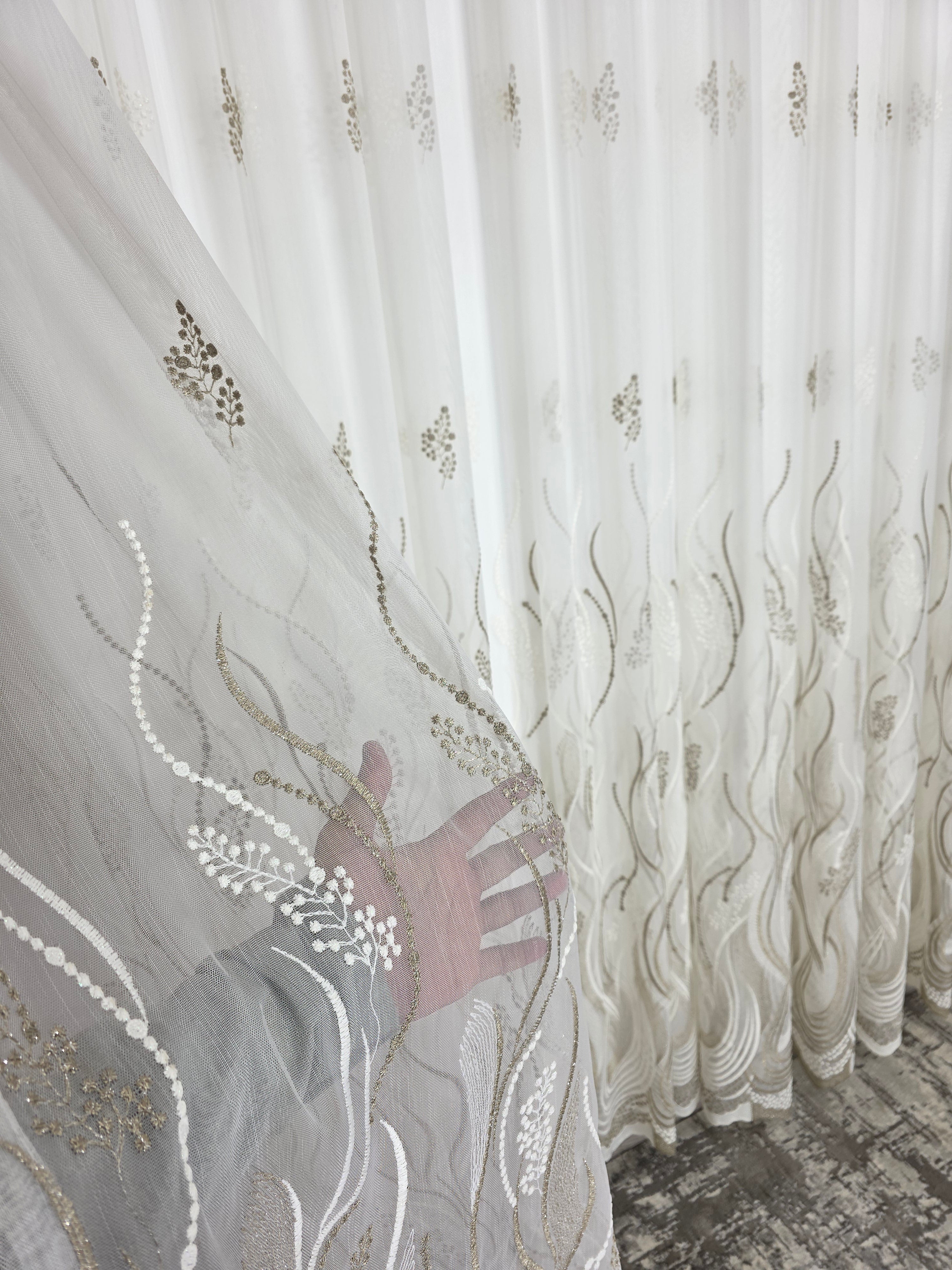 Colectia Soare varianta bej: perdea bamboo cu broderie crem bej si draperie catifea crem-miere