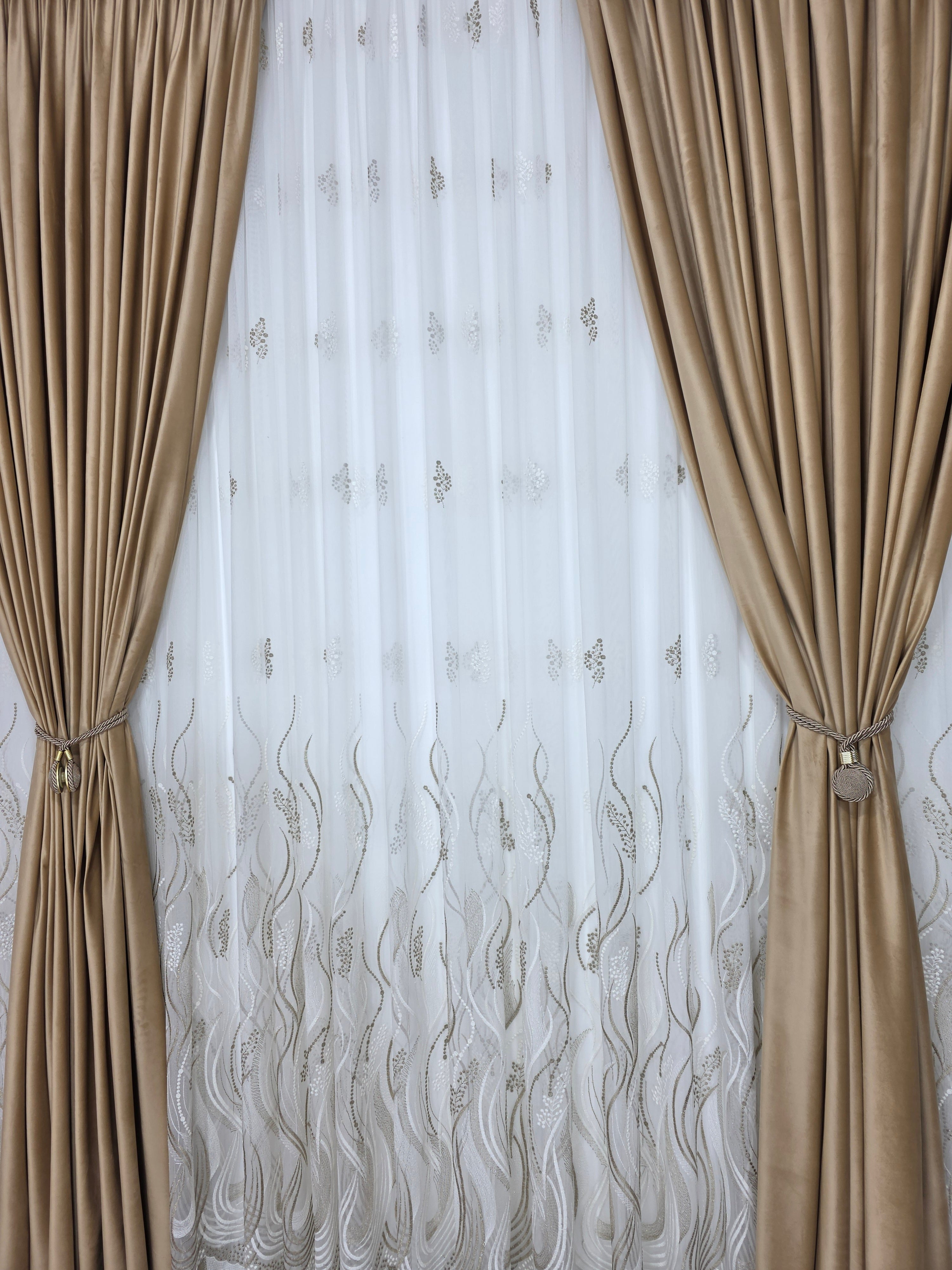 Colectia Soare varianta bej: perdea bamboo cu broderie crem bej si draperie catifea crem-miere
