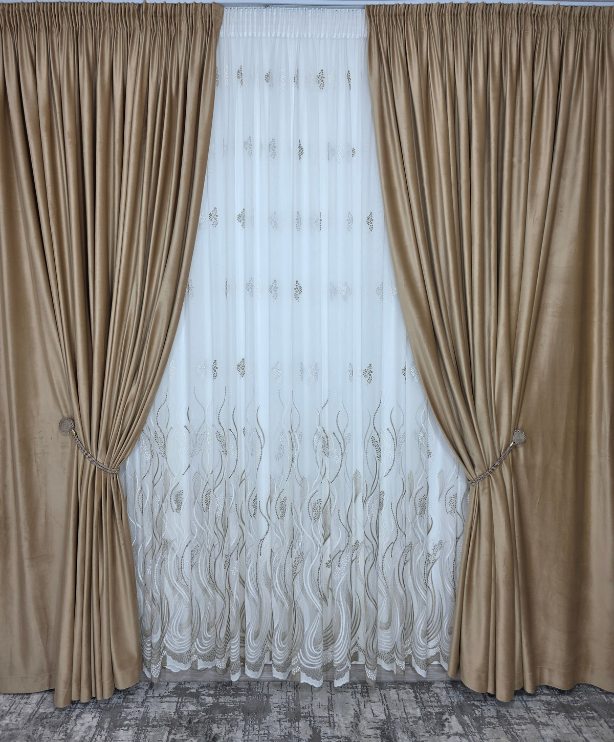 Ideal pentru living si dormitor cu pat sau canapea crem ori bej, pereti albi si mobilier crem sau maro - Colectia Soare Varianta Bej: Perdea Bamboo cu Broderie Crem-Bej si Draperie din Catifea Crem-Miere - confectionat pe comanda