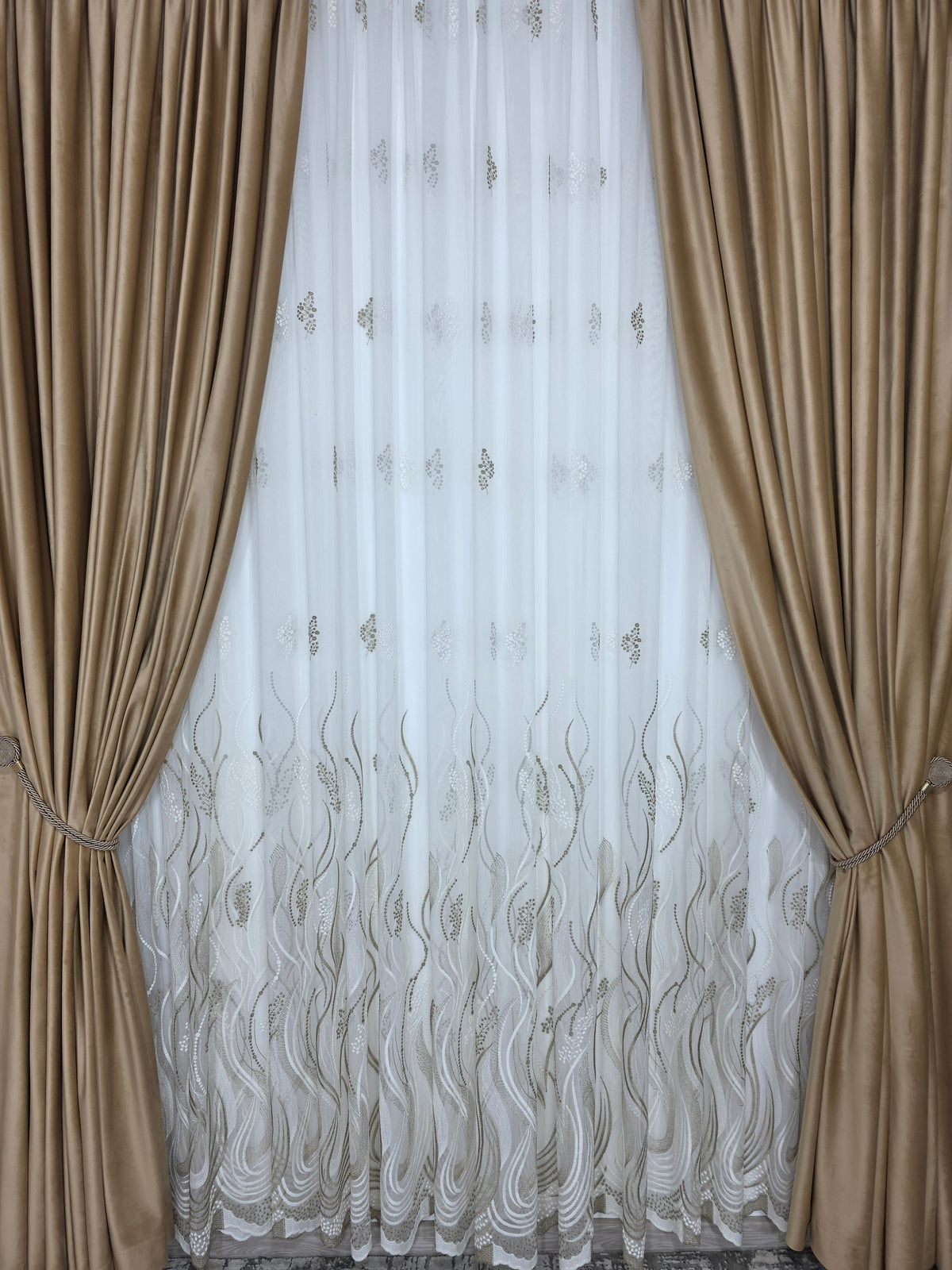 Colectia Soare varianta bej: perdea bamboo cu broderie crem bej si draperie catifea crem-miere