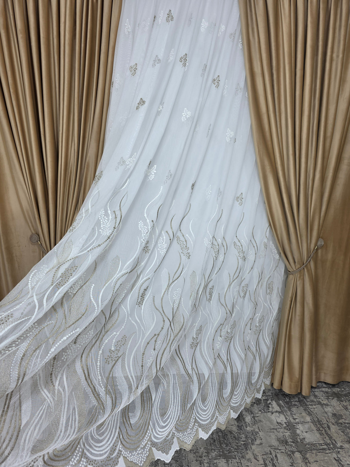 Colectia Soare varianta bej: perdea bamboo cu broderie crem bej si draperie catifea crem-miere