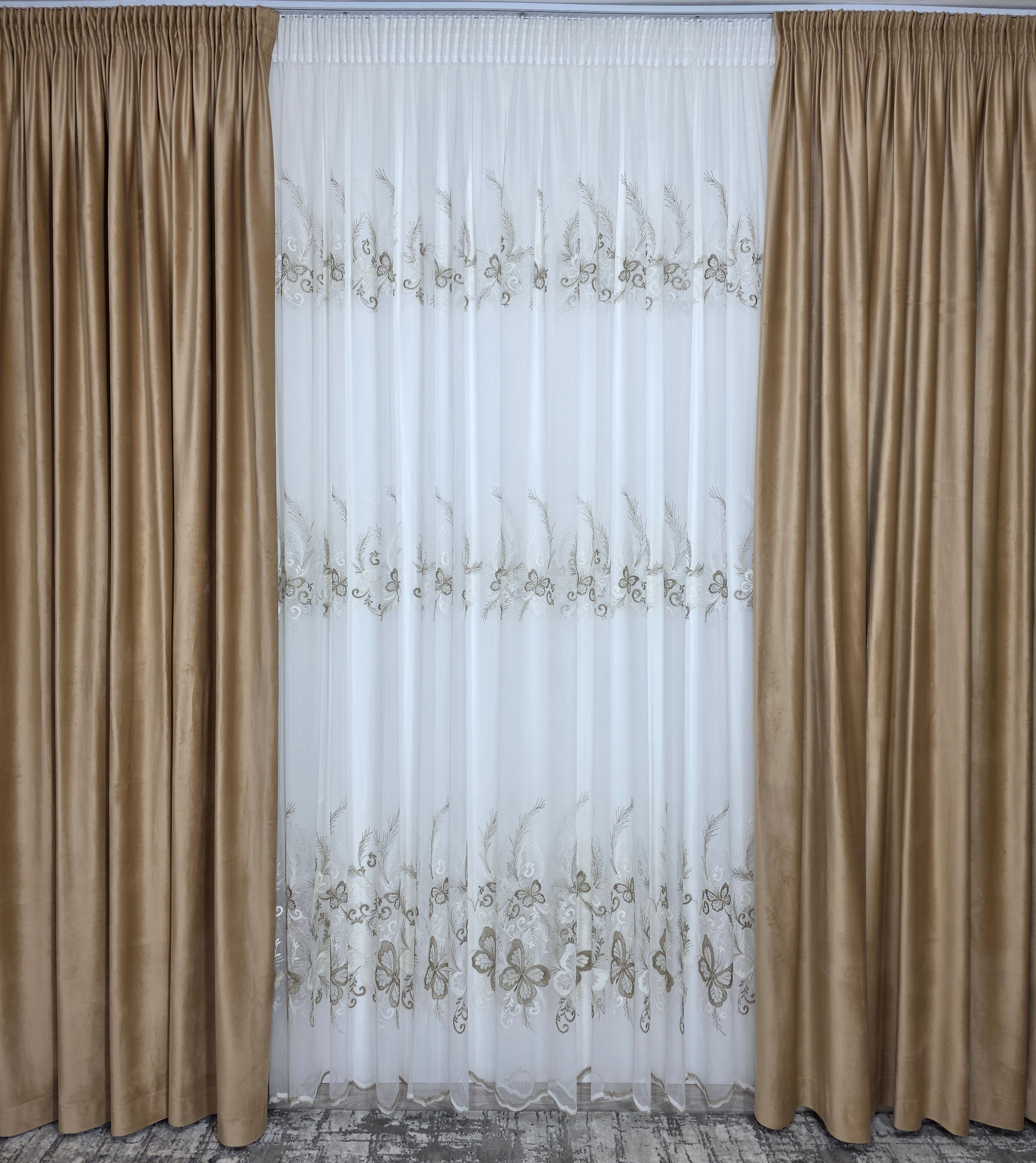 Set Mariposa: perdea bamboo cu broderie crem bej si draperie catifea crem-miere