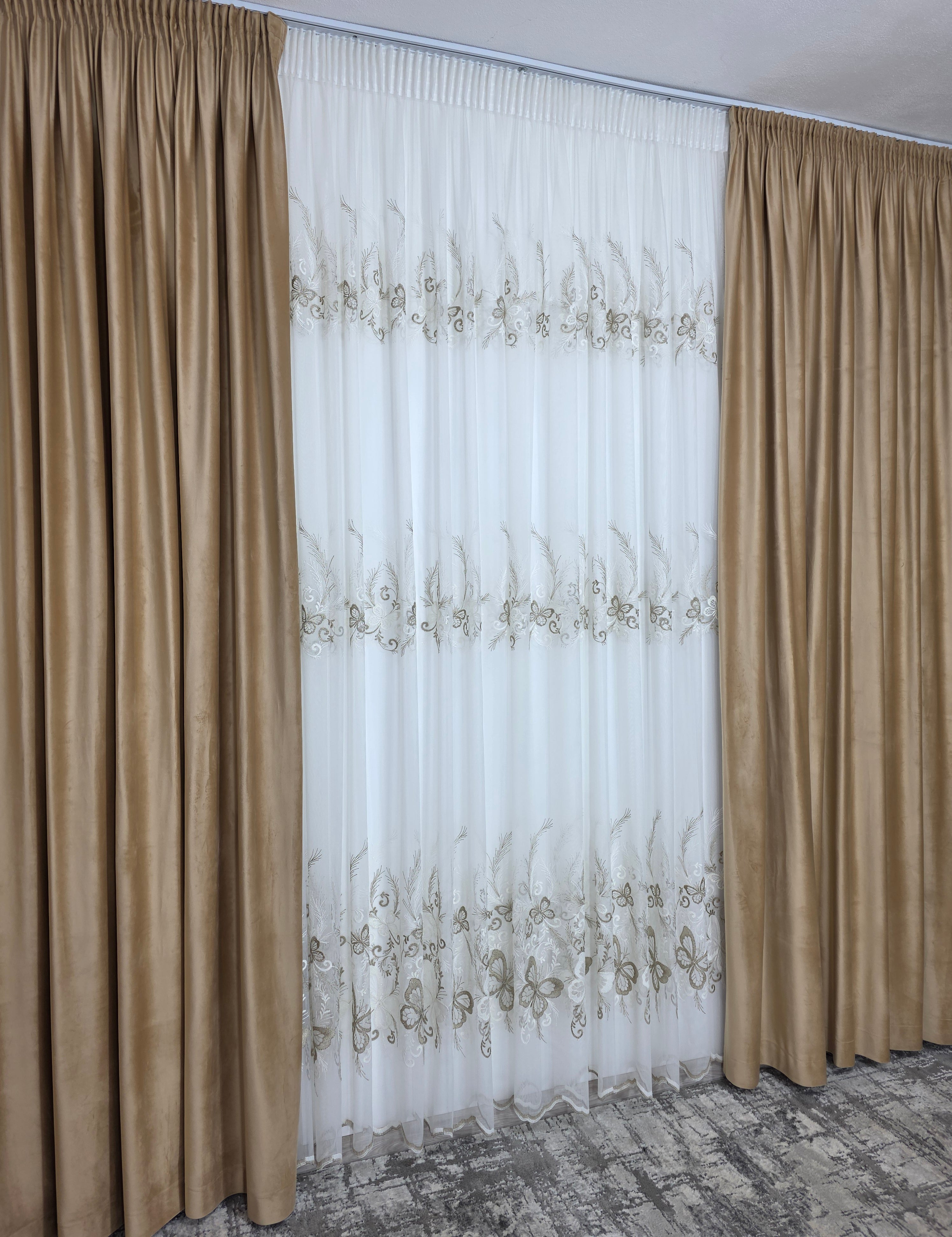 Set Mariposa: perdea bamboo cu broderie crem bej si draperie catifea crem-miere