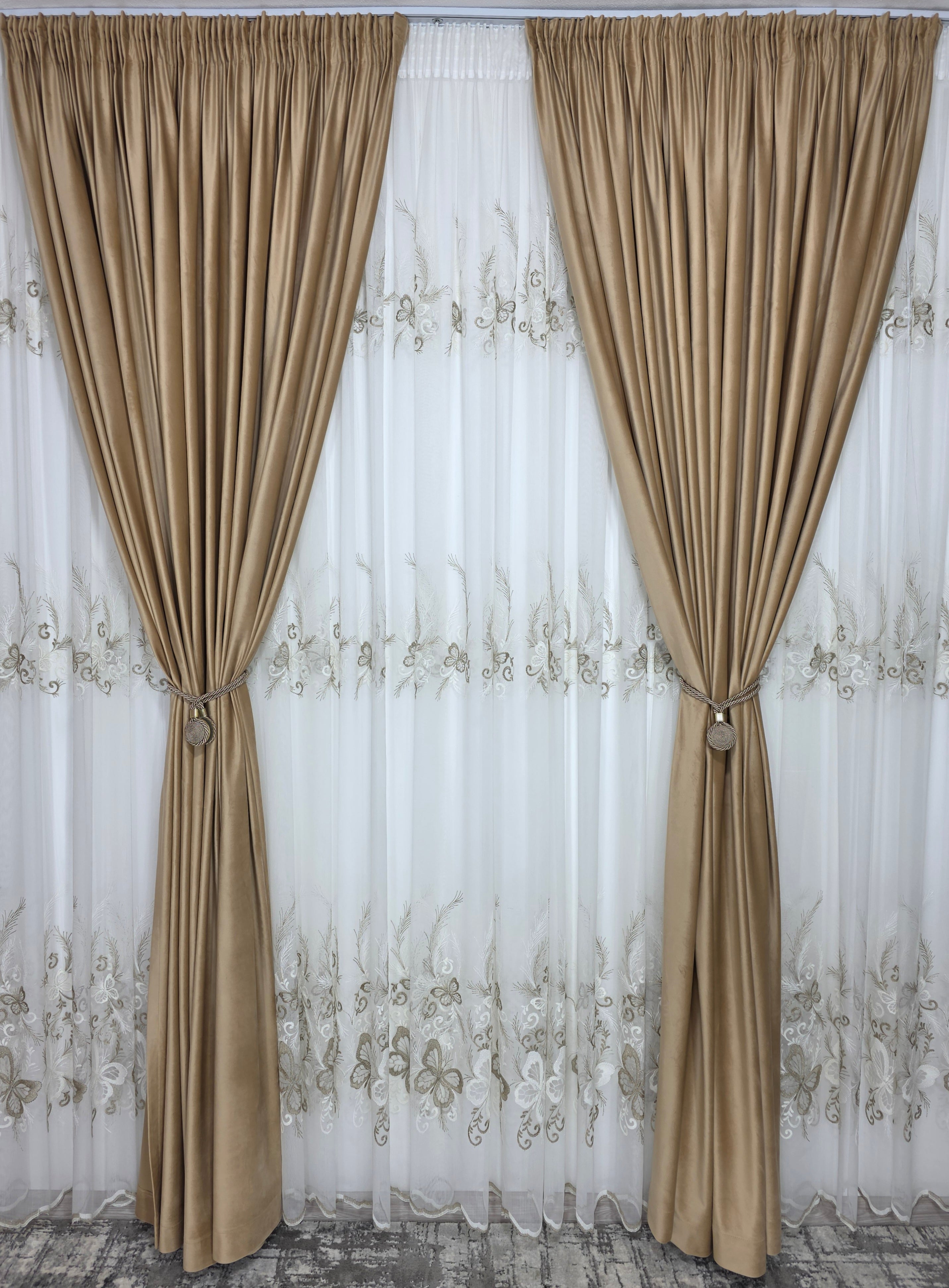 Set Mariposa: perdea bamboo cu broderie crem bej si draperie catifea crem-miere