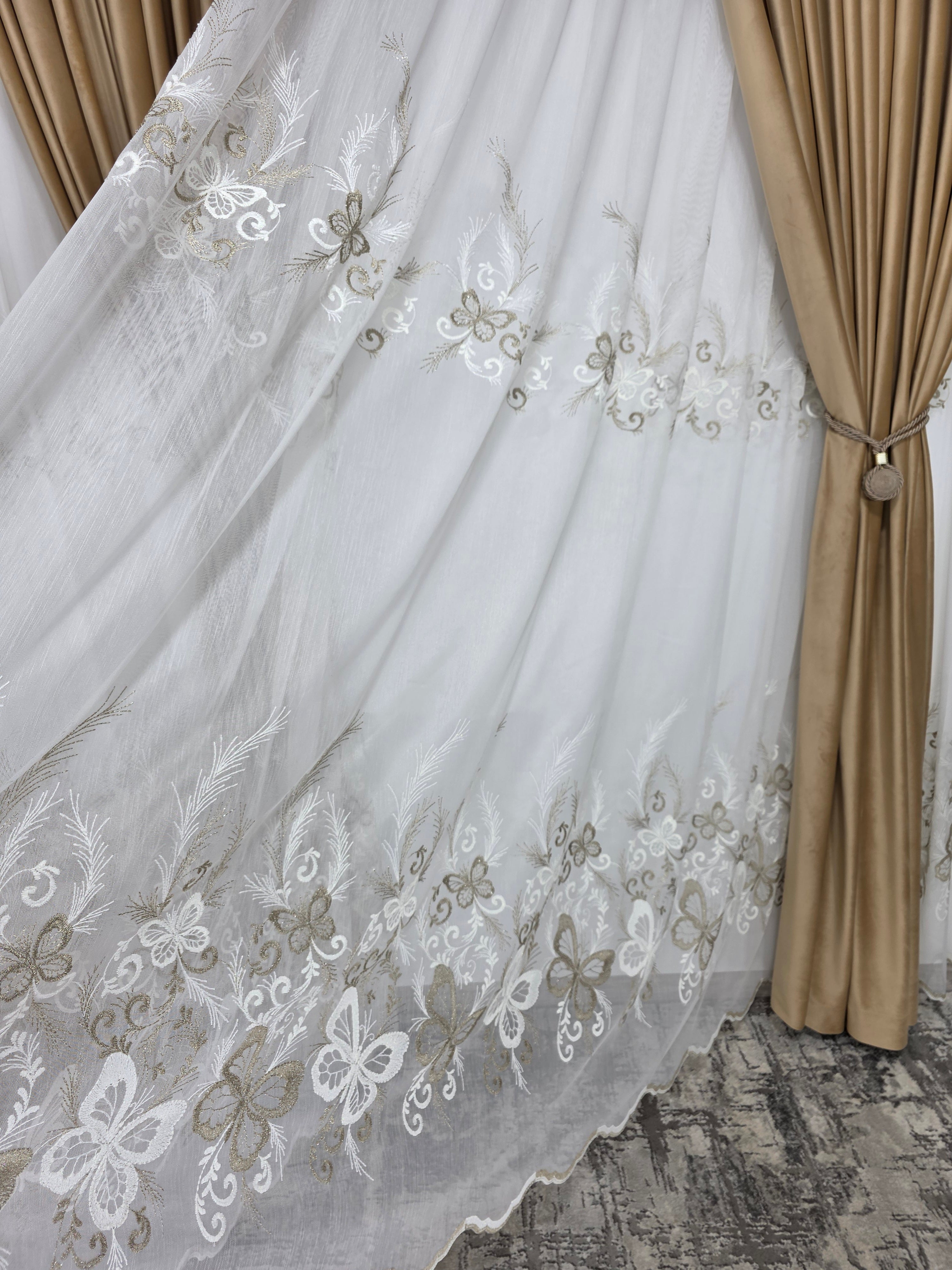 Set Mariposa: perdea bamboo cu broderie crem bej si draperie catifea crem-miere