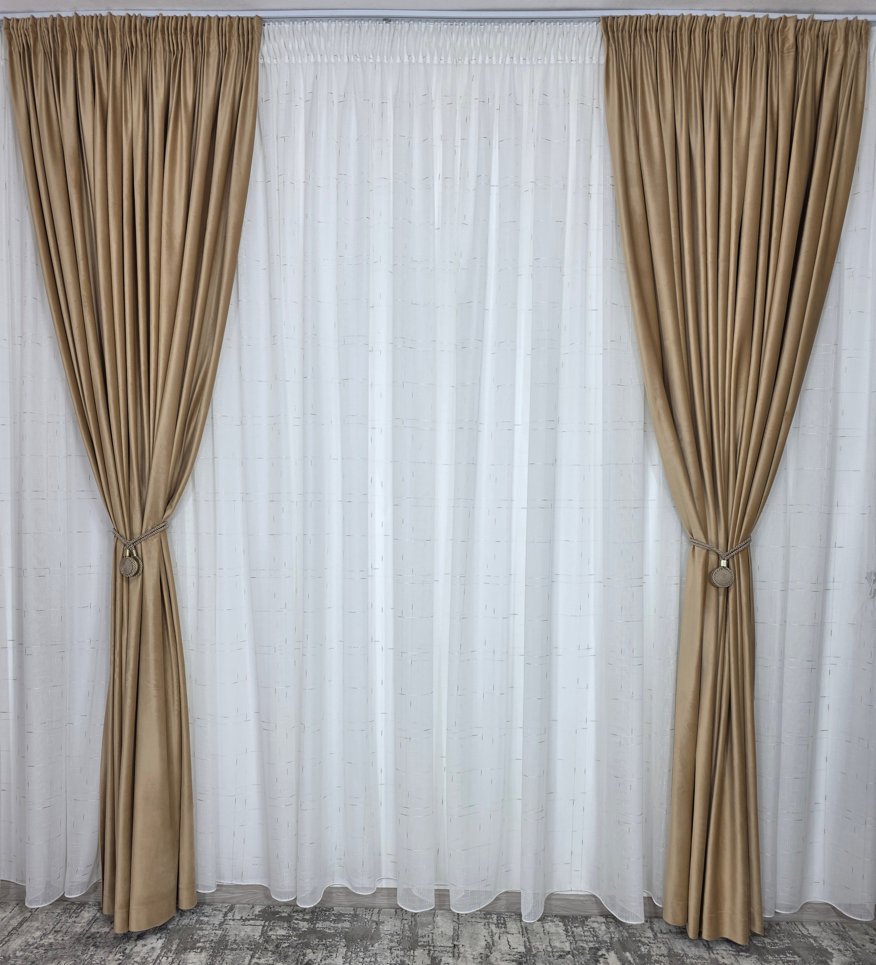 Colectia Velora varianta crem: perdea din material plin ca textura cu insertii aurii si draperie catifea crem-miere
