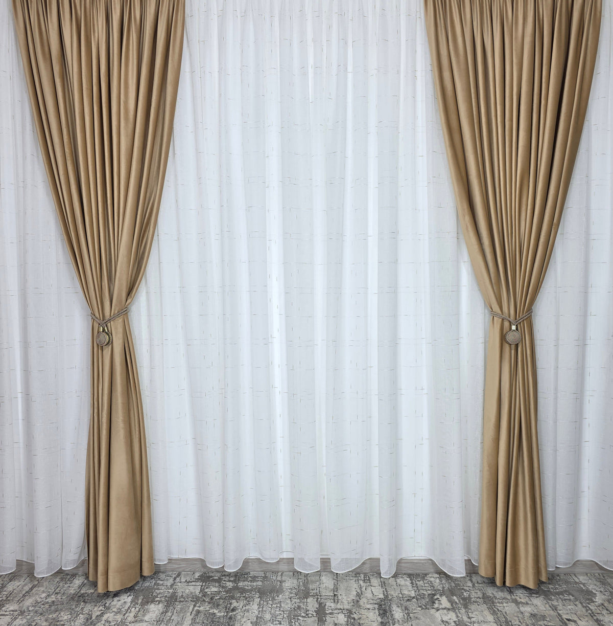 Colectia Velora varianta crem: perdea din material plin ca textura cu insertii aurii si draperie catifea crem-miere