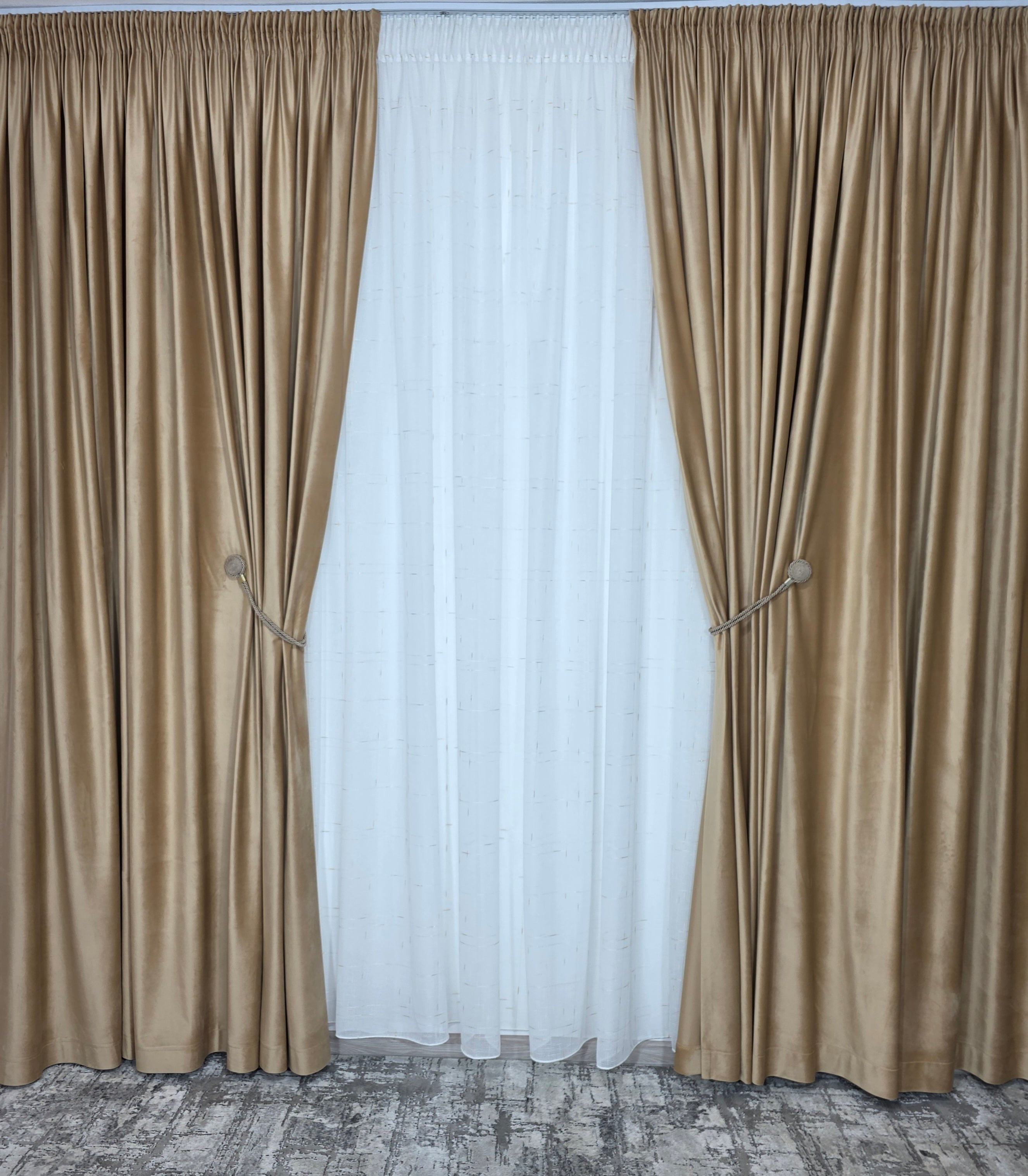 Colectia Velora varianta crem: perdea din material plin ca textura cu insertii aurii si draperie catifea crem-miere
