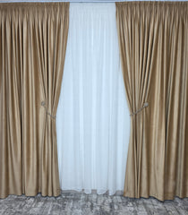 Colectia Velora varianta crem: perdea din material plin ca textura cu insertii aurii si draperie catifea crem-miere