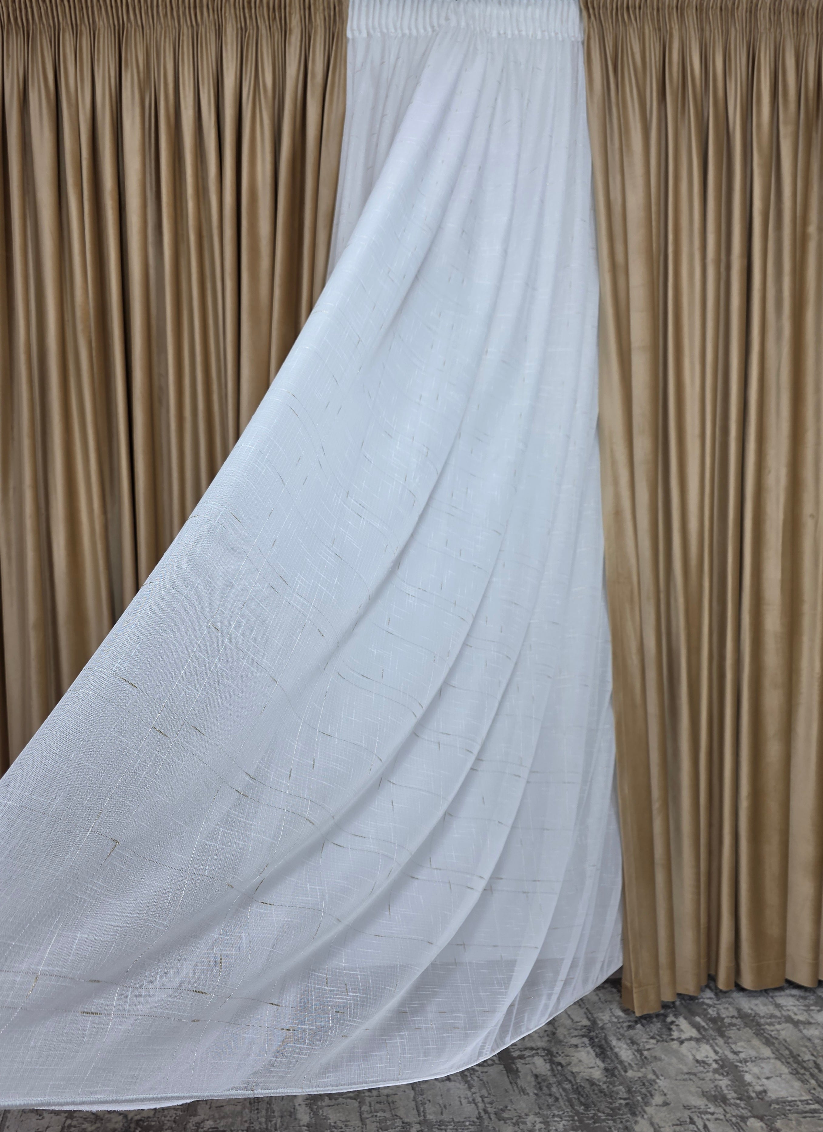 Colectia Velora varianta crem: perdea din material plin ca textura cu insertii aurii si draperie catifea crem-miere
