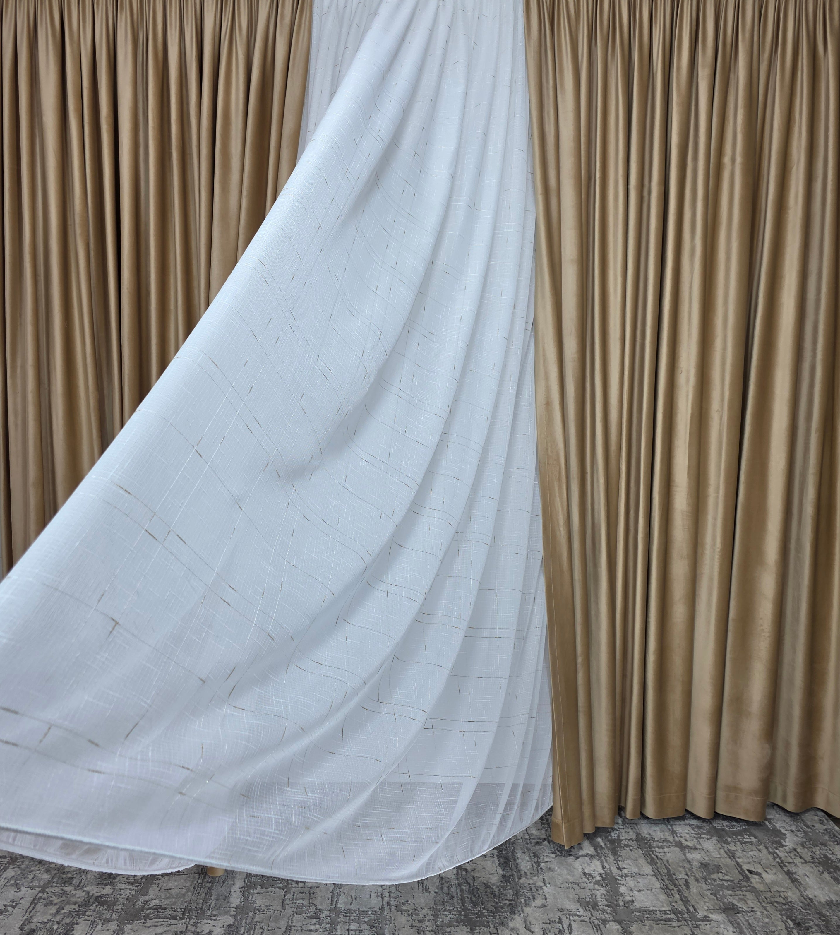 Colectia Velora varianta crem: perdea din material plin ca textura cu insertii aurii si draperie catifea crem-miere