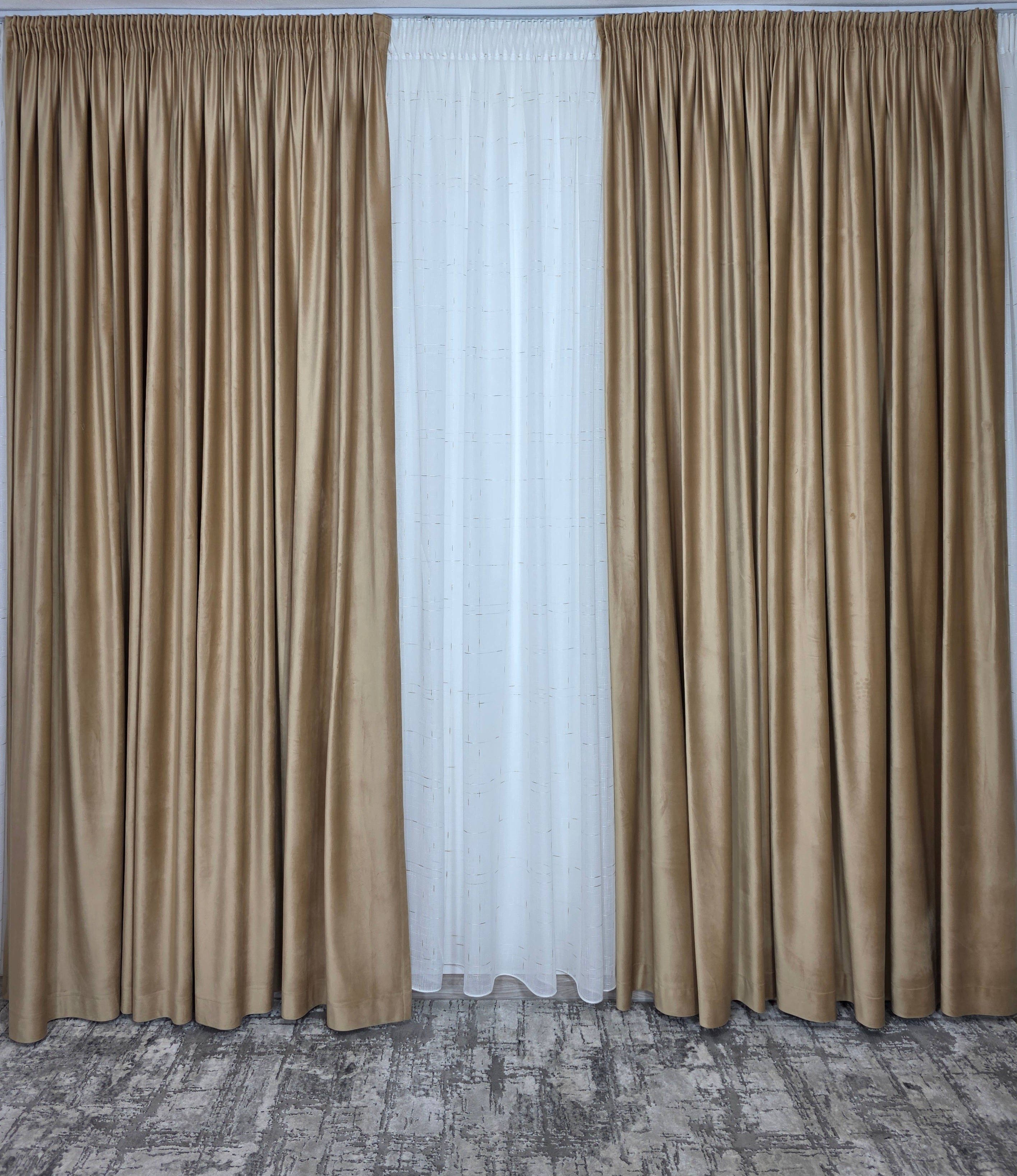 Colectia Velora varianta crem: perdea din material plin ca textura cu insertii aurii si draperie catifea crem-miere