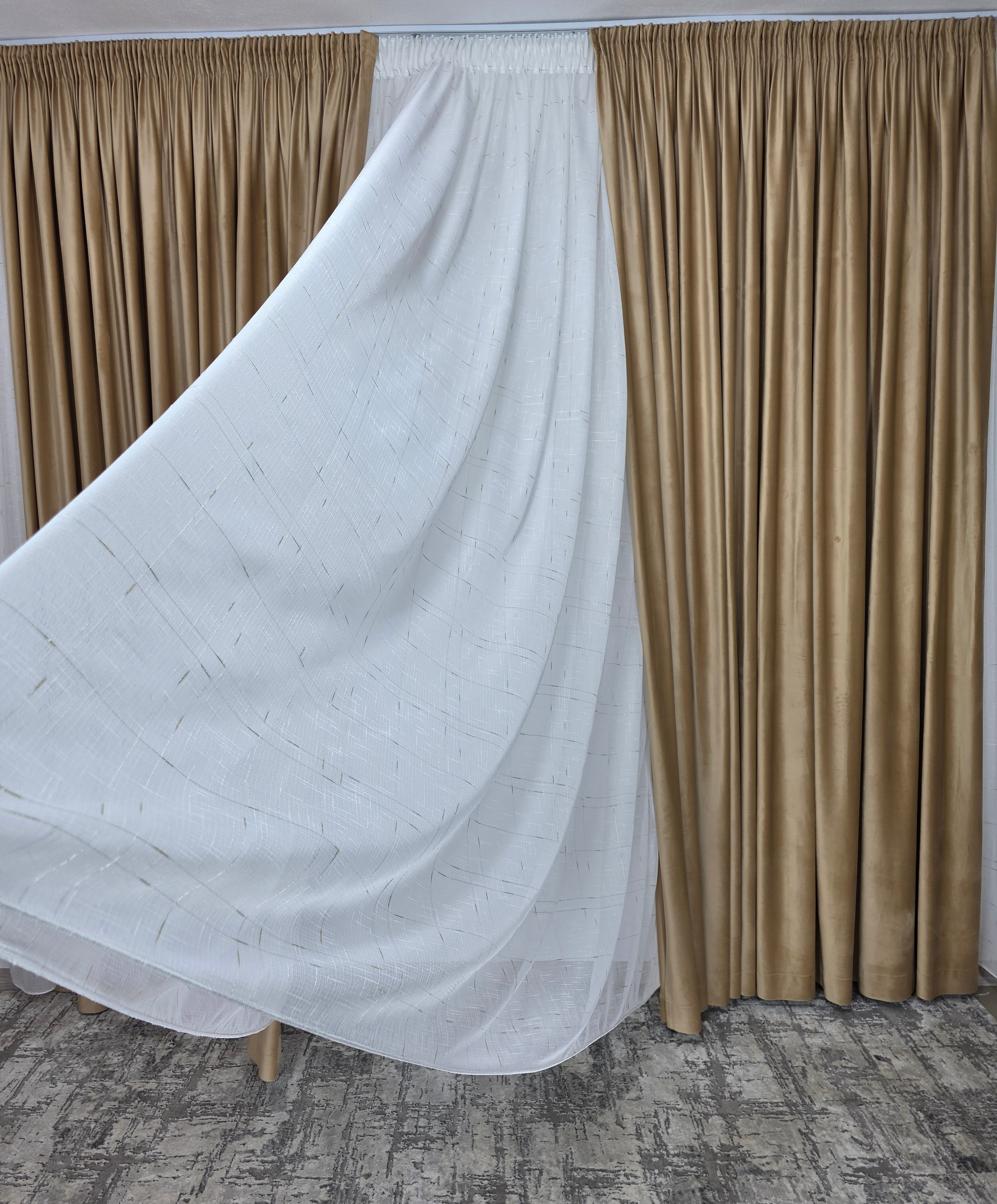 Colectia Velora varianta crem: perdea din material plin ca textura cu insertii aurii si draperie catifea crem-miere