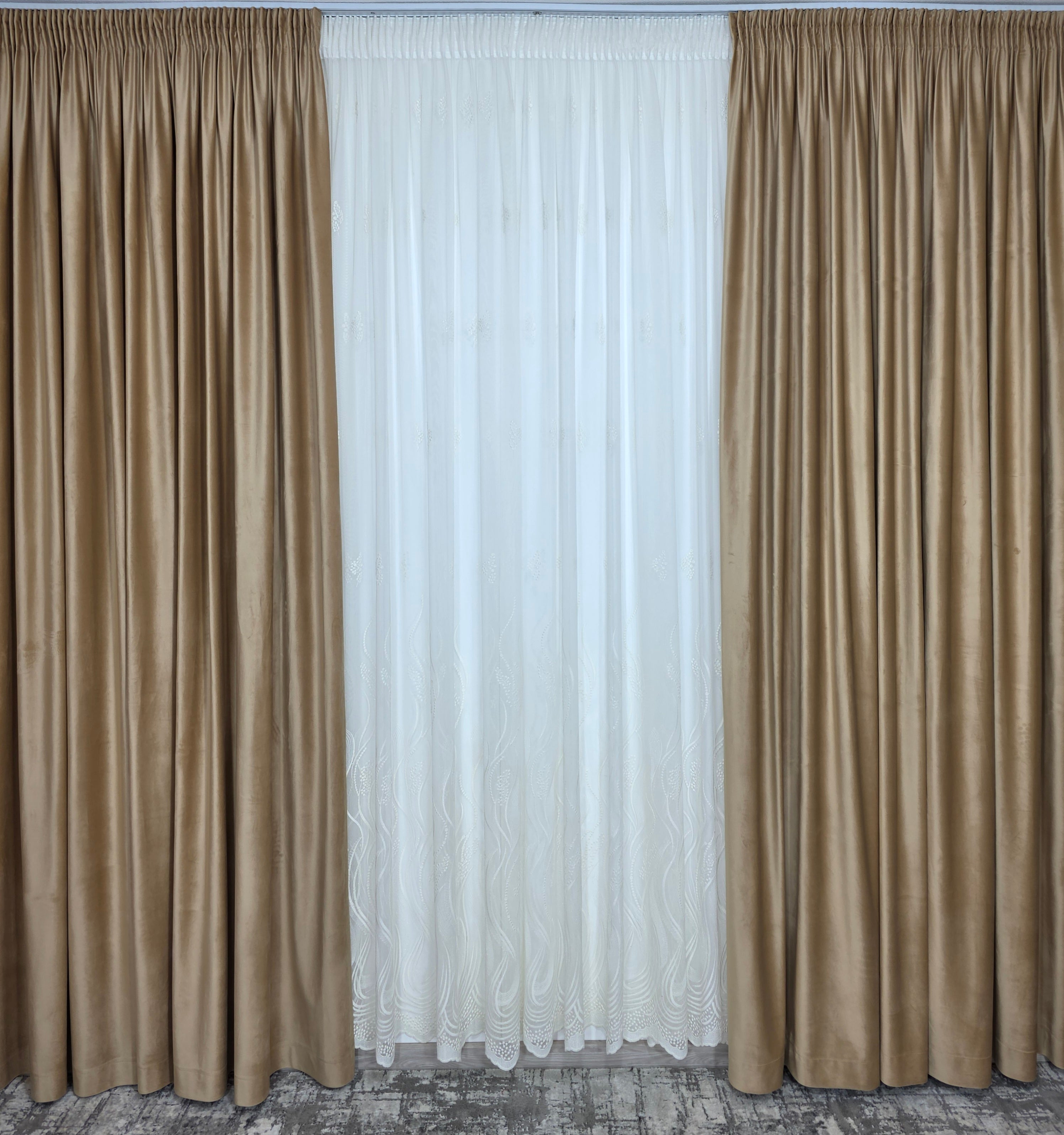 Colectia Soare varianta crem: perdea bamboo cu broderie crem si draperie catifea crem-miere