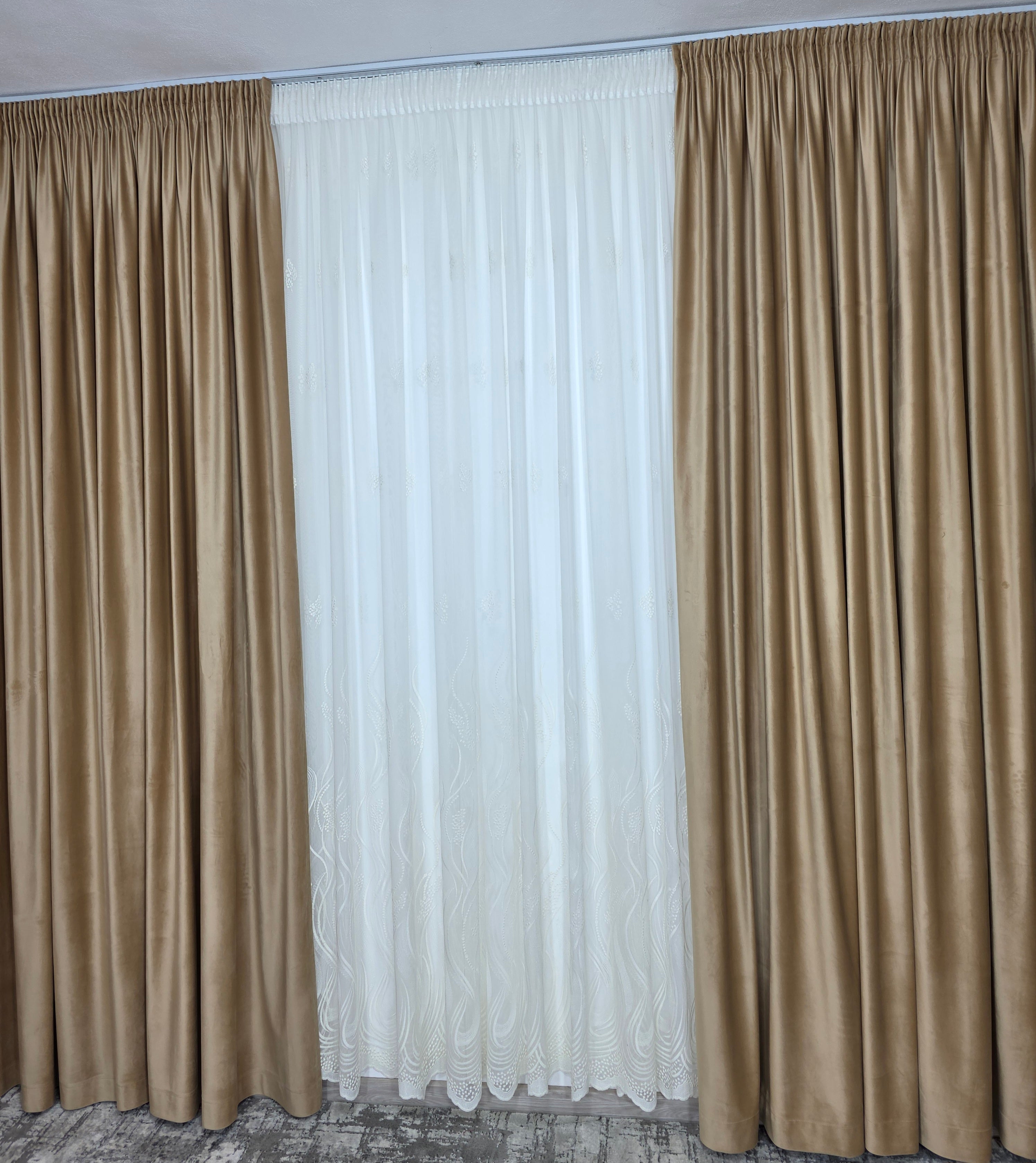 Colectia Soare varianta crem: perdea bamboo cu broderie crem si draperie catifea crem-miere