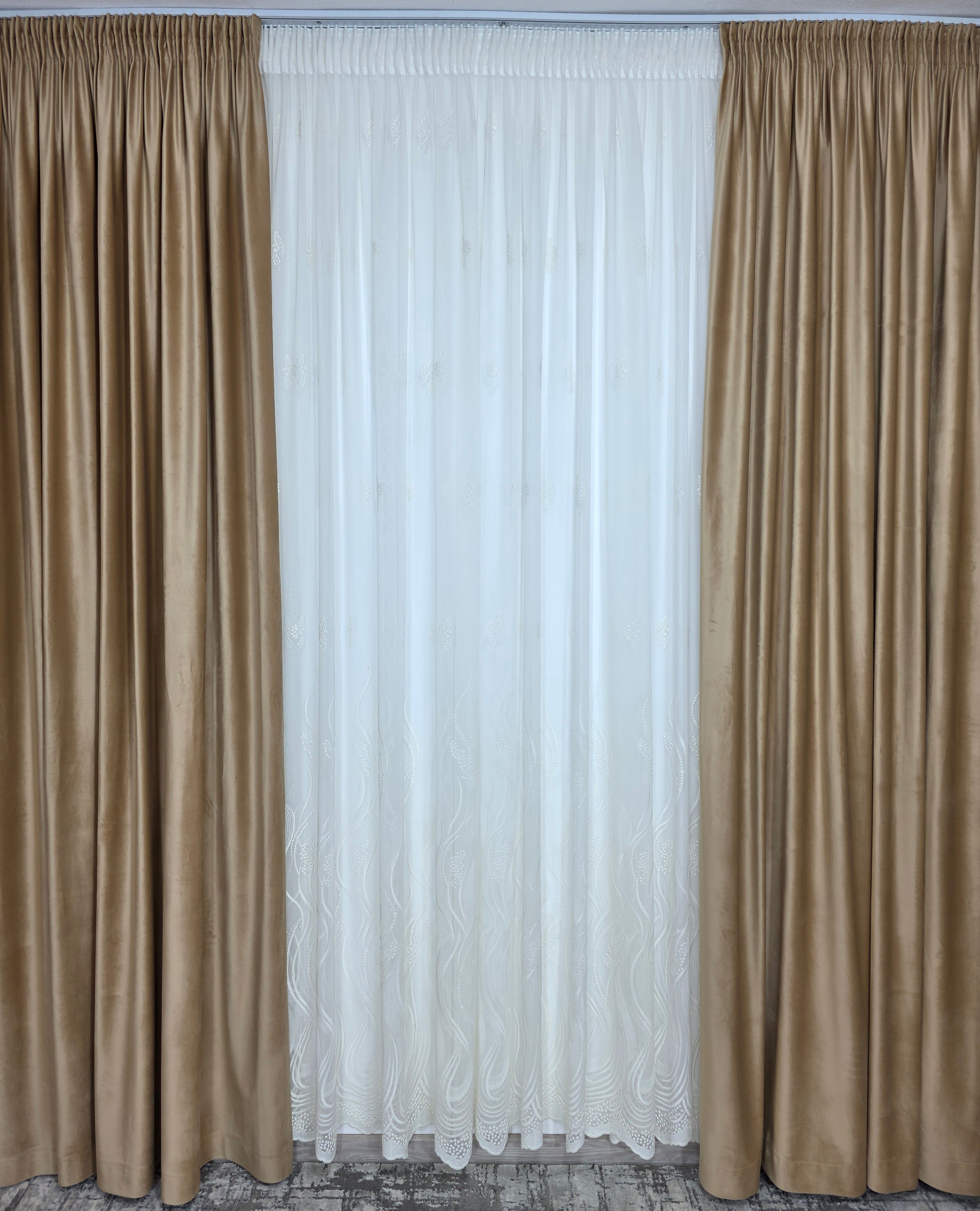 Colectia Soare varianta crem: perdea bamboo cu broderie crem si draperie catifea crem-miere
