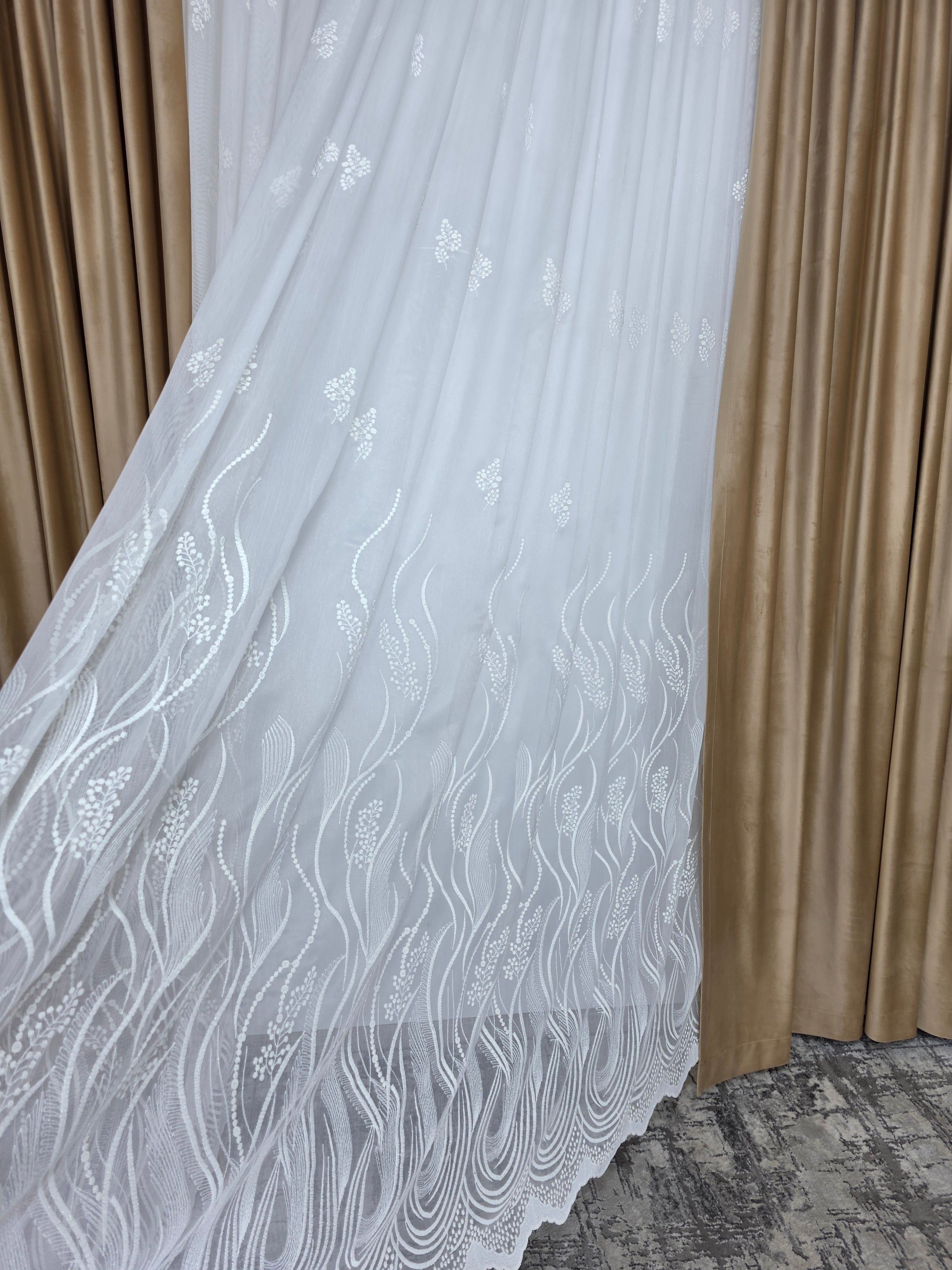 Colectia Soare varianta crem: perdea bamboo cu broderie crem si draperie catifea crem-miere