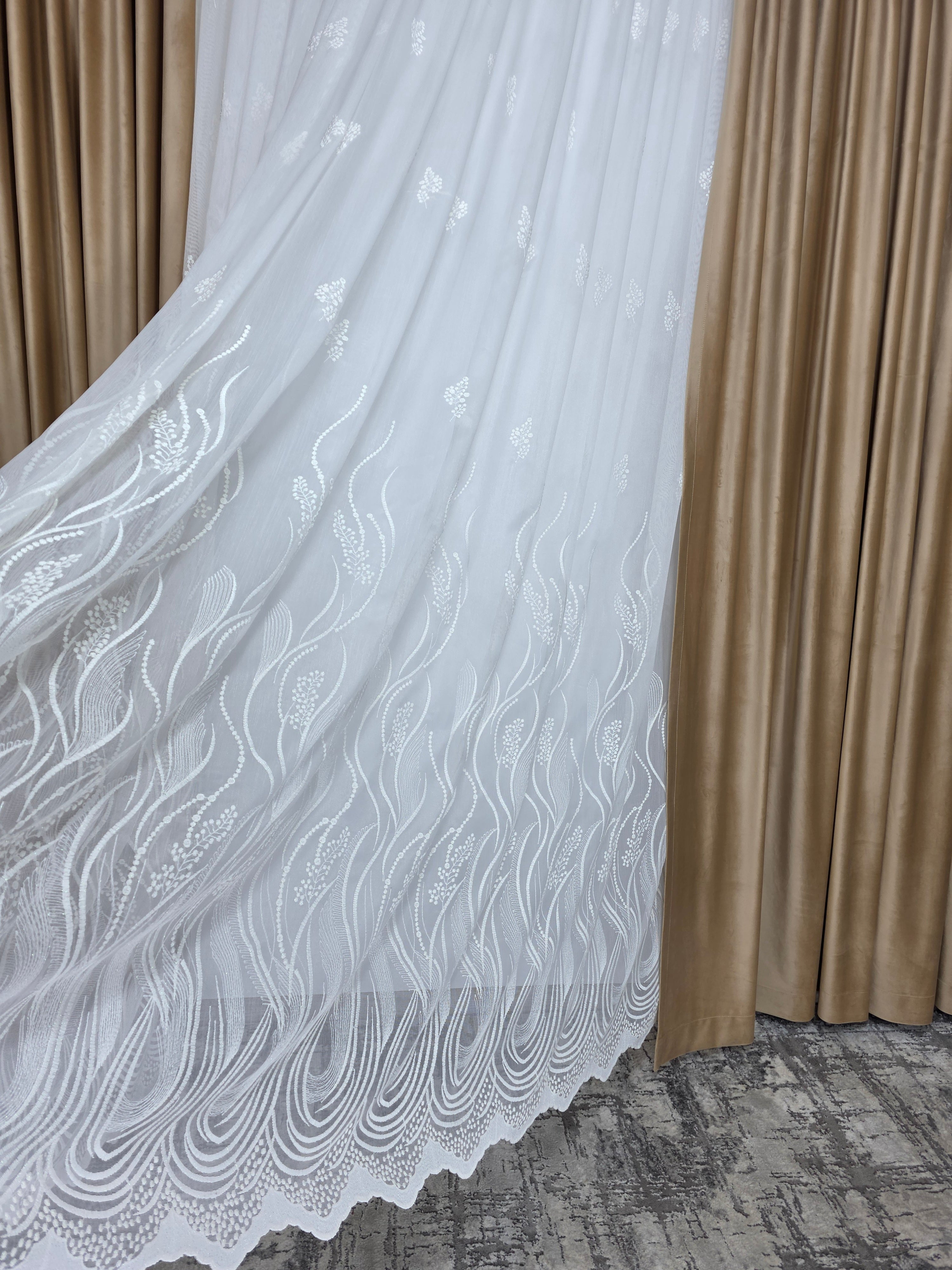 Colectia Soare varianta crem: perdea bamboo cu broderie crem si draperie catifea crem-miere