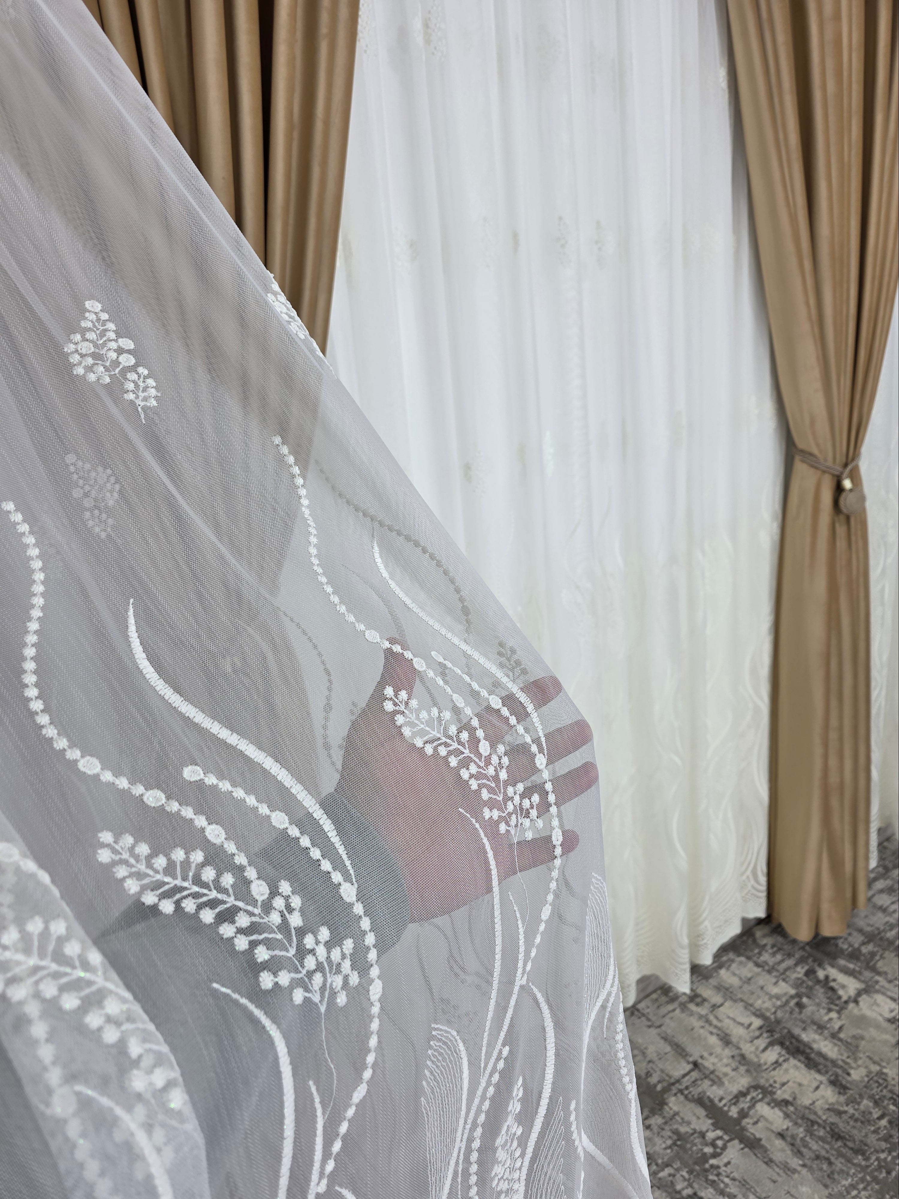 Colectia Soare varianta crem: perdea bamboo cu broderie crem si draperie catifea crem-miere