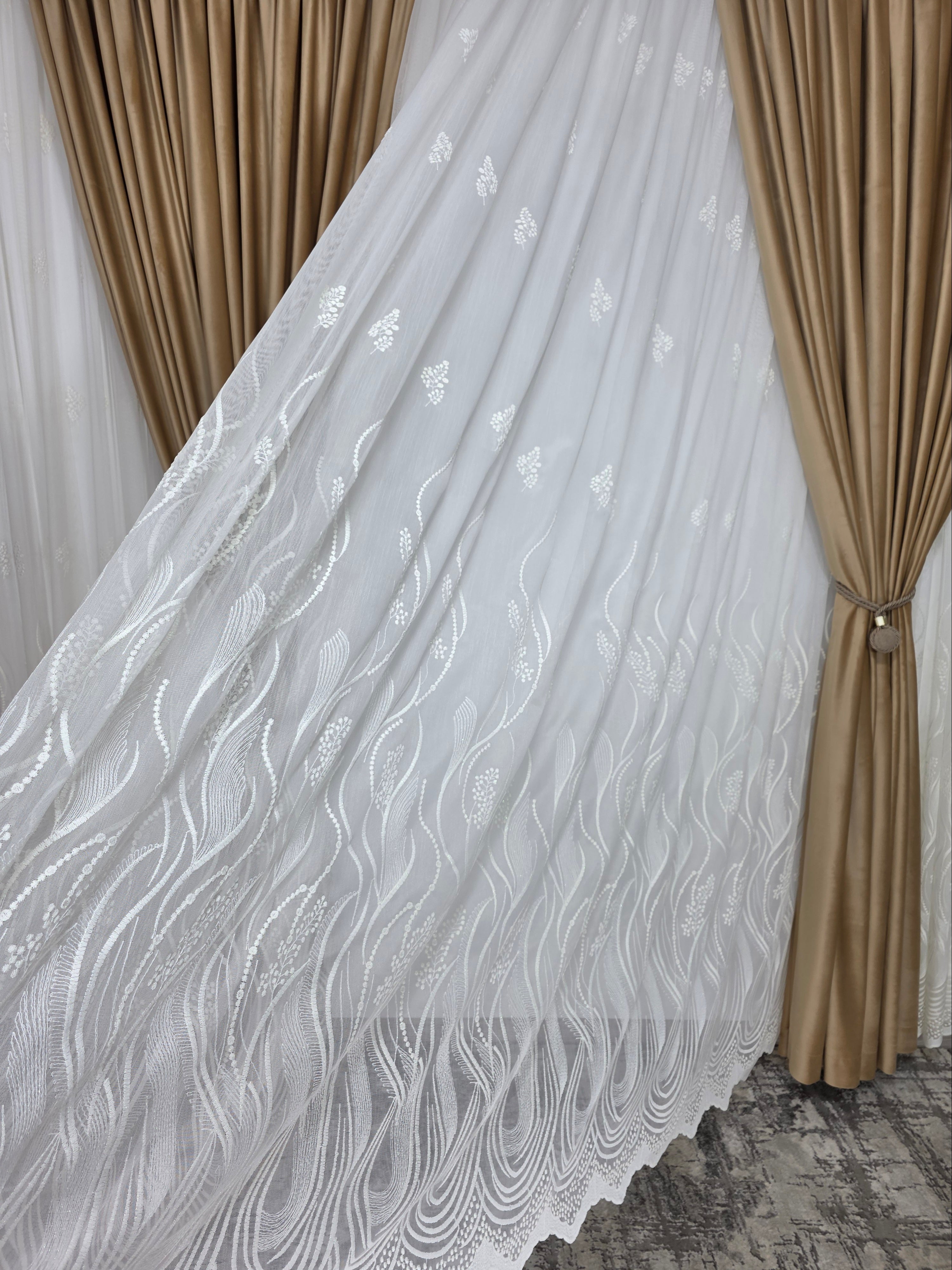 Colectia Soare varianta crem: perdea bamboo cu broderie crem si draperie catifea crem-miere