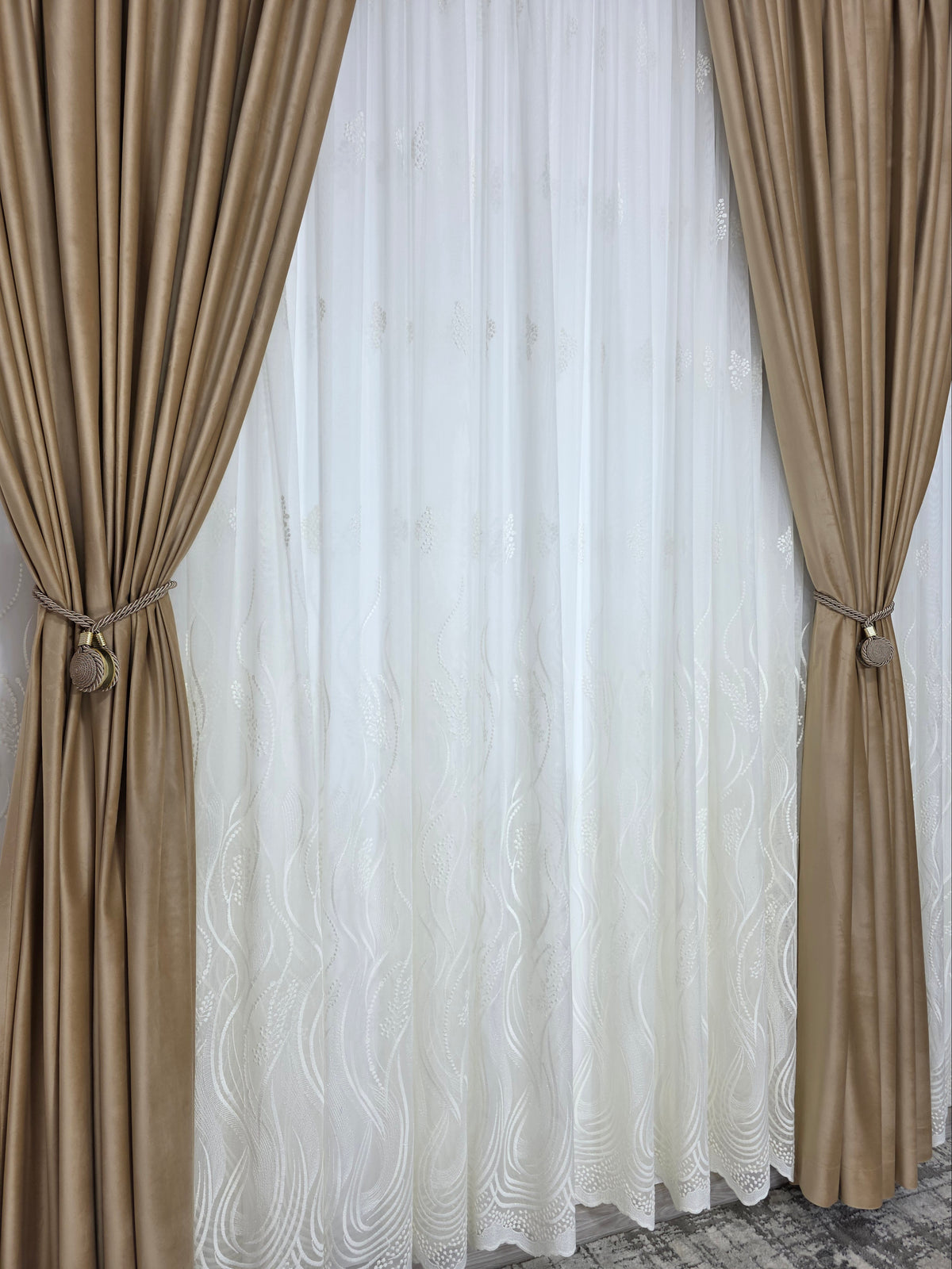 Colectia Soare varianta crem: perdea bamboo cu broderie crem si draperie catifea crem-miere
