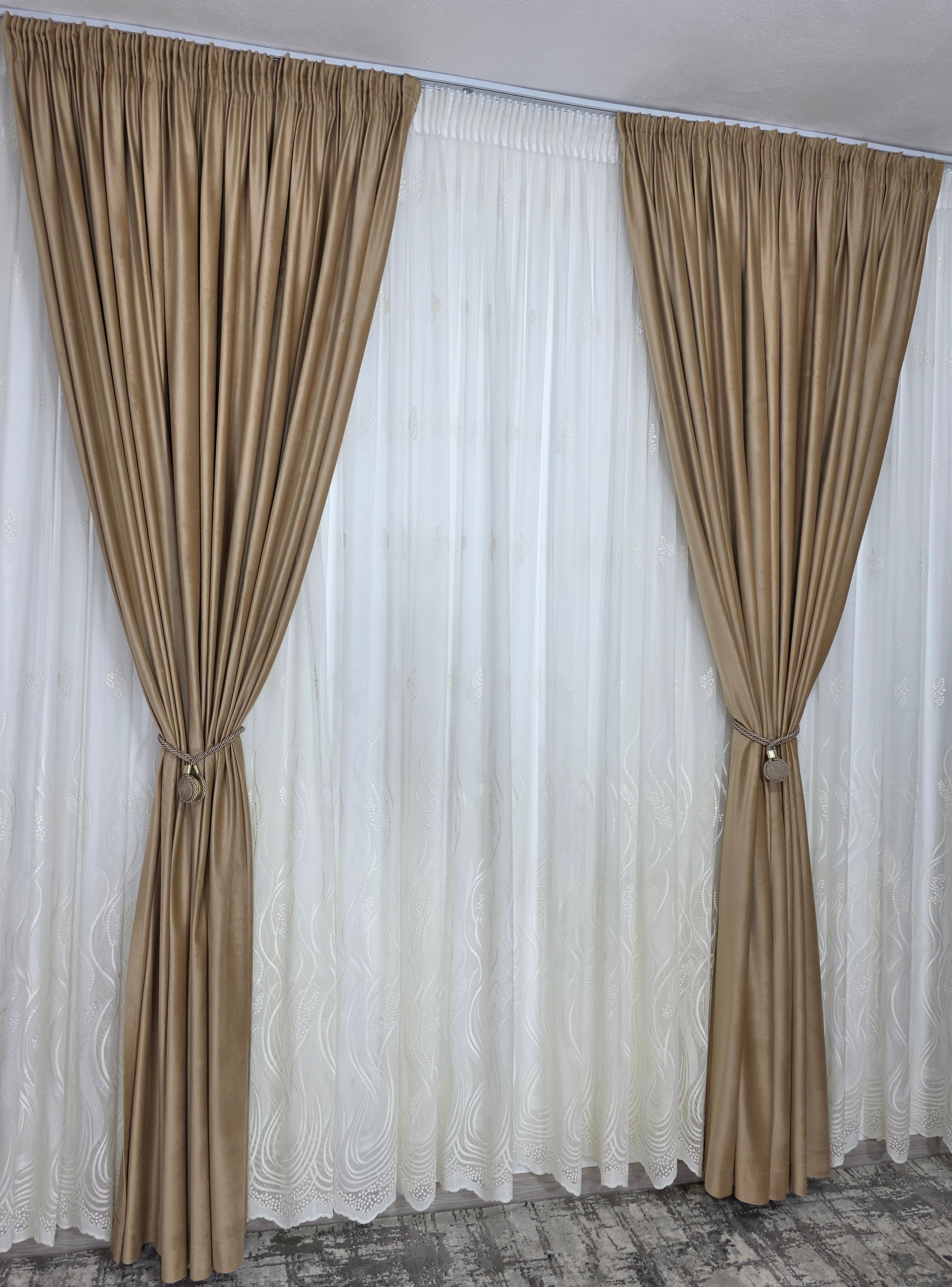 Colectia Soare varianta crem: perdea bamboo cu broderie crem si draperie catifea crem-miere