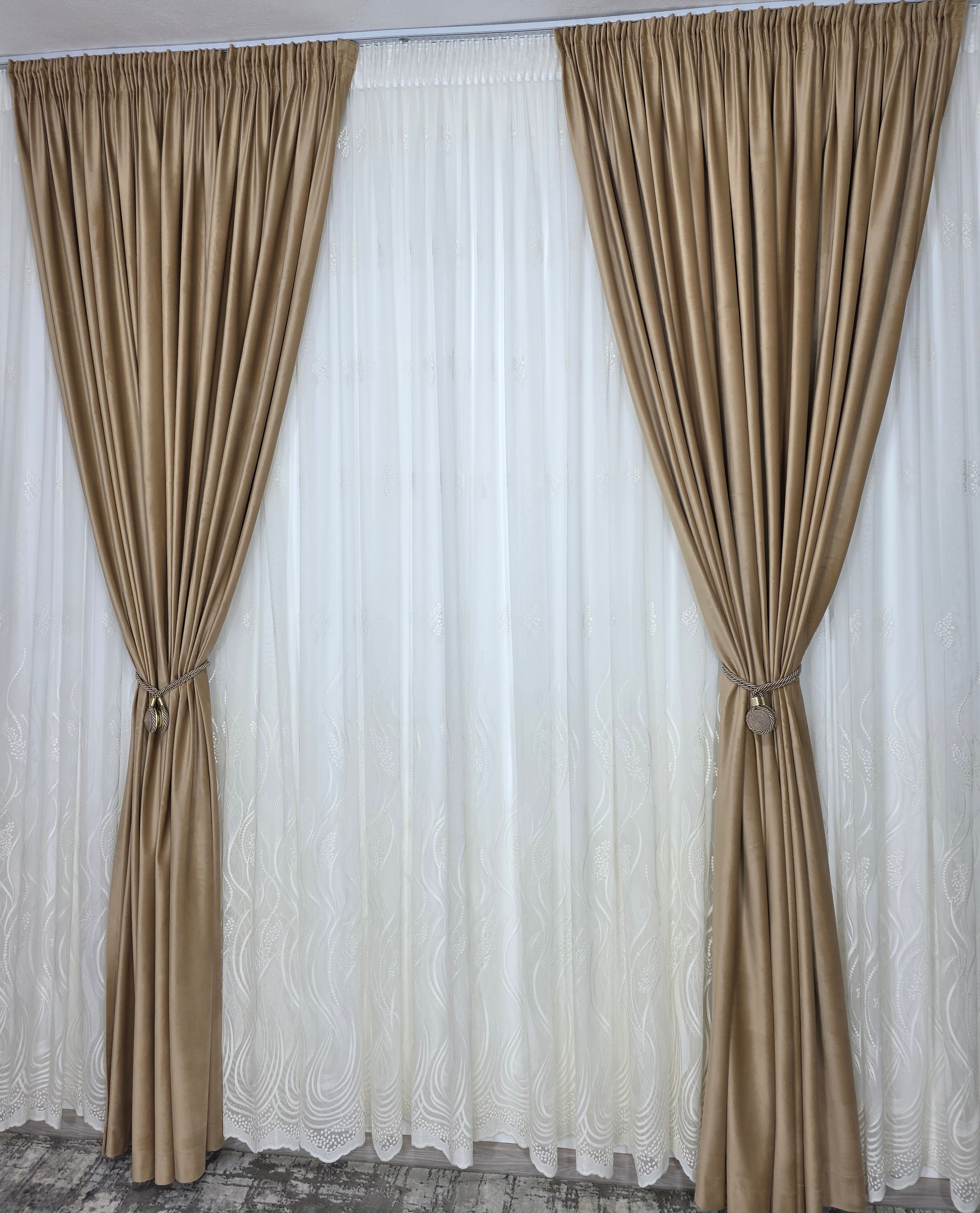 Colectia Soare varianta crem: perdea bamboo cu broderie crem si draperie catifea crem-miere